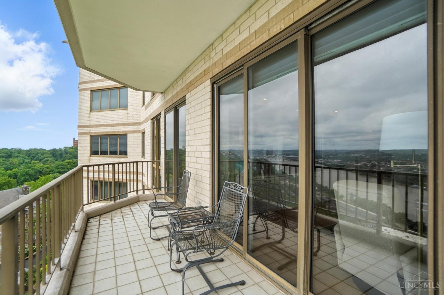1201 Edgecliff Place 1091
