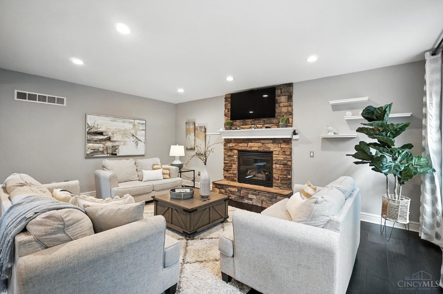 6913 Oleander Court