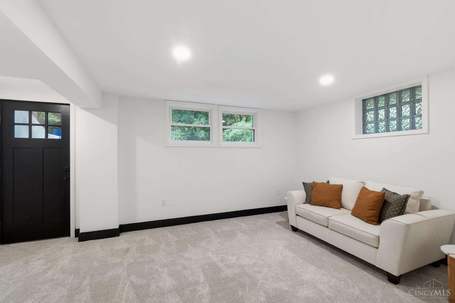 1016 Valley Lane