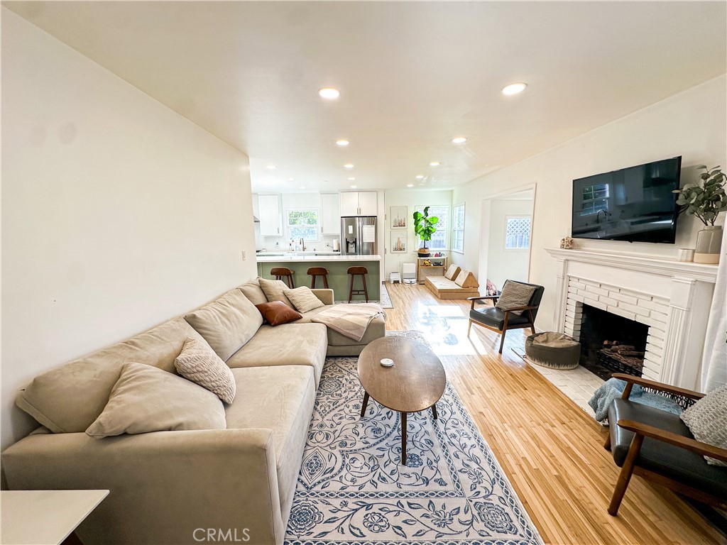 3703 W 225th