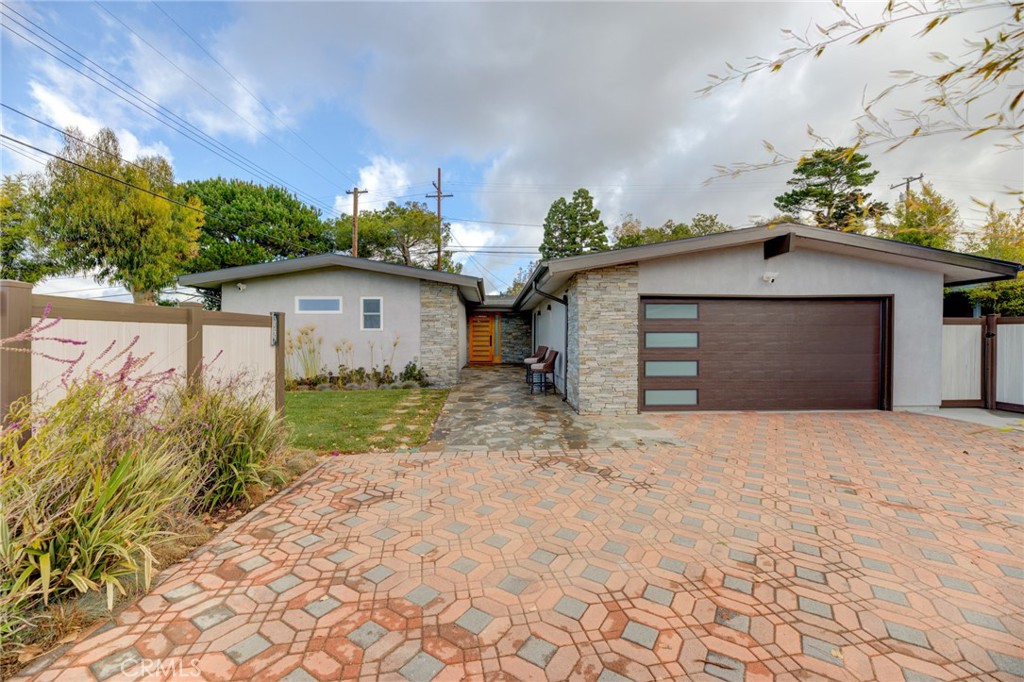 5527 Shoreview Drive