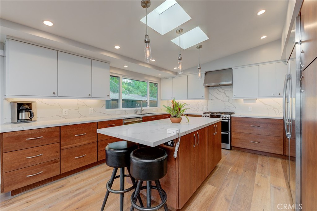 5527 Shoreview Drive