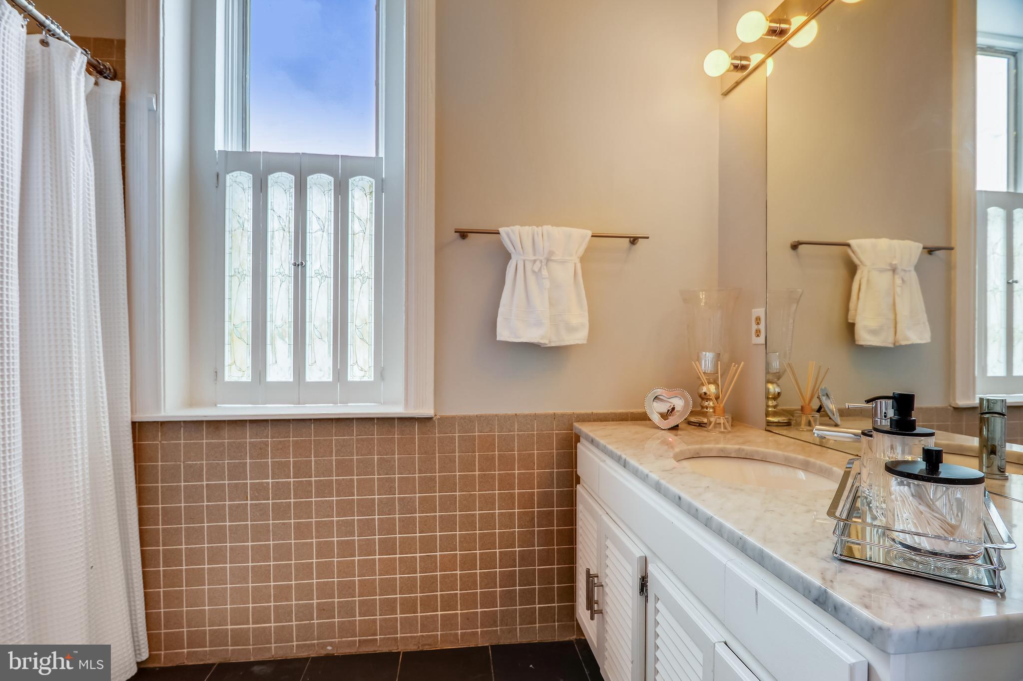 1301 NW Rhode Island AVENUE NW Unit: 4