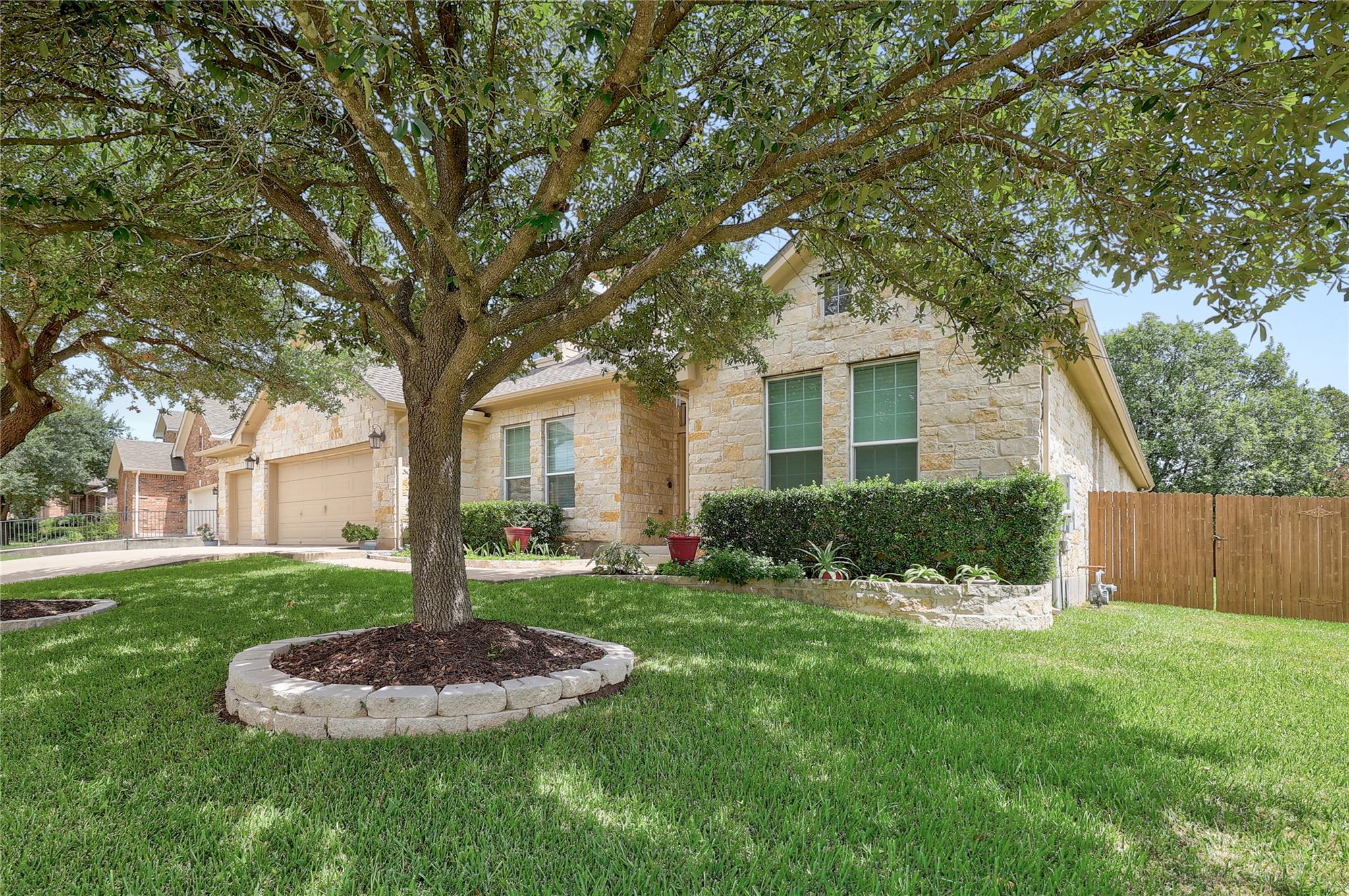 3333 Goldenoak CIR