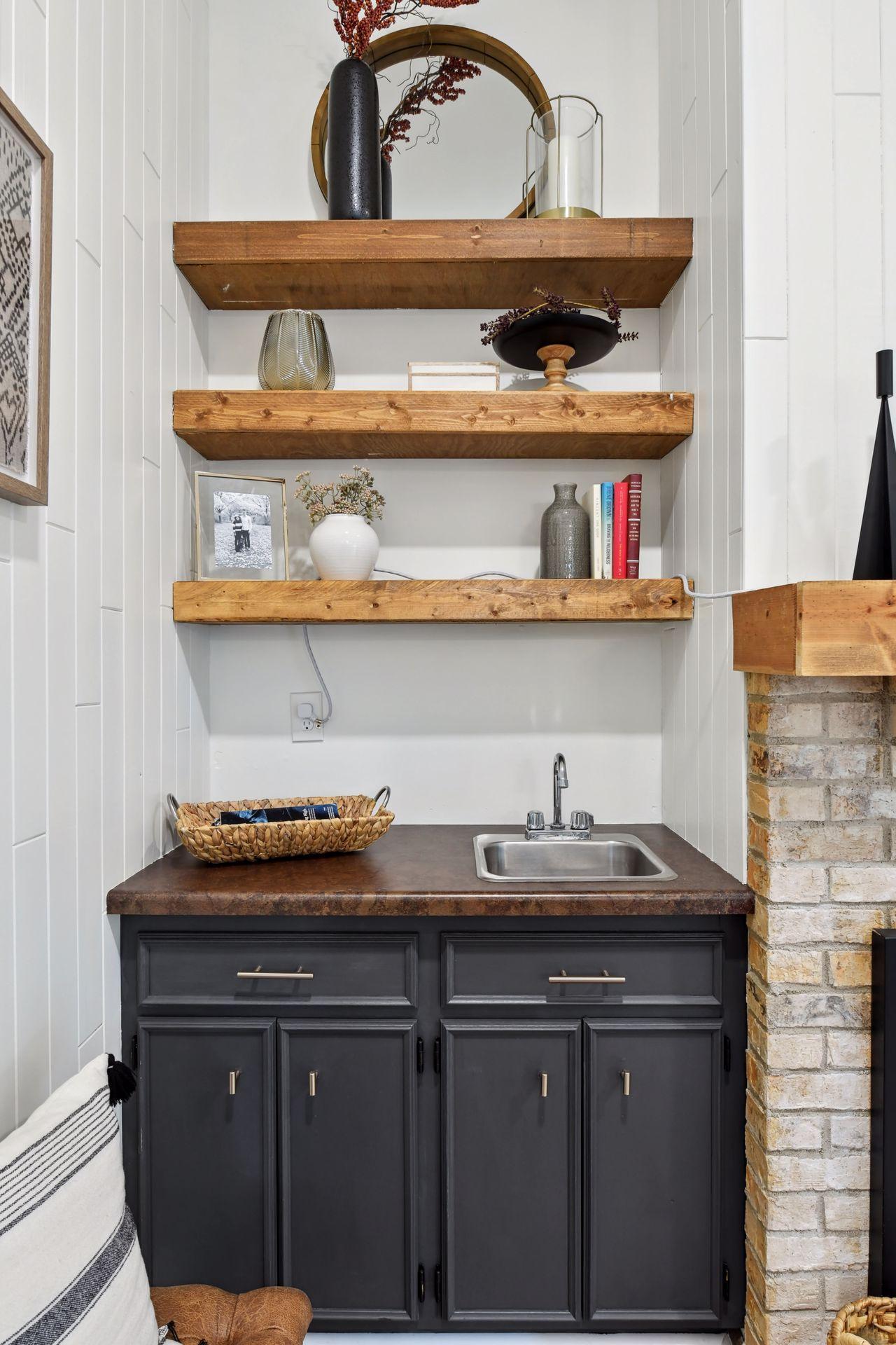 4700 Goldenrod Lane N