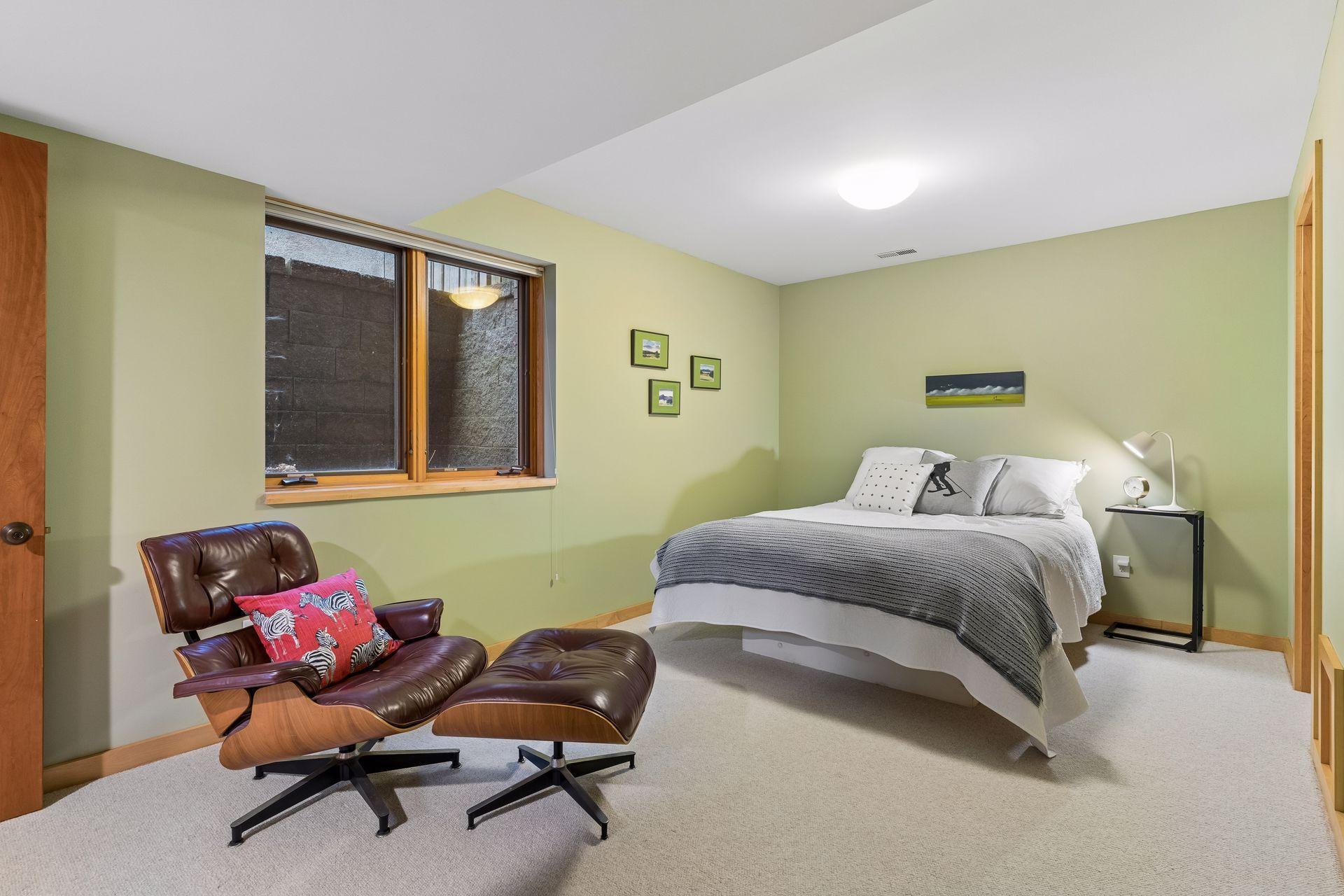 2305 Newton Avenue S