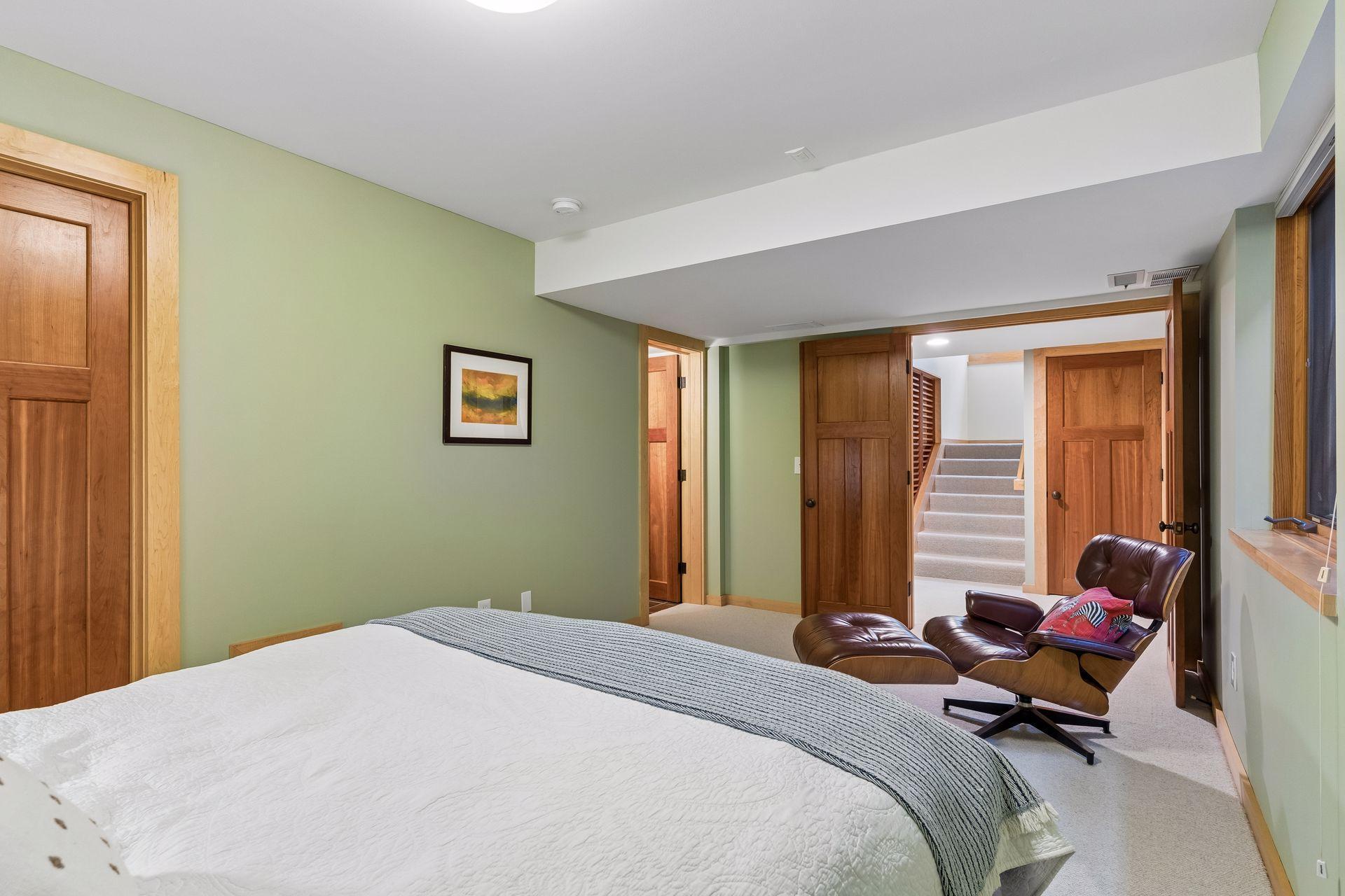 2305 Newton Avenue S