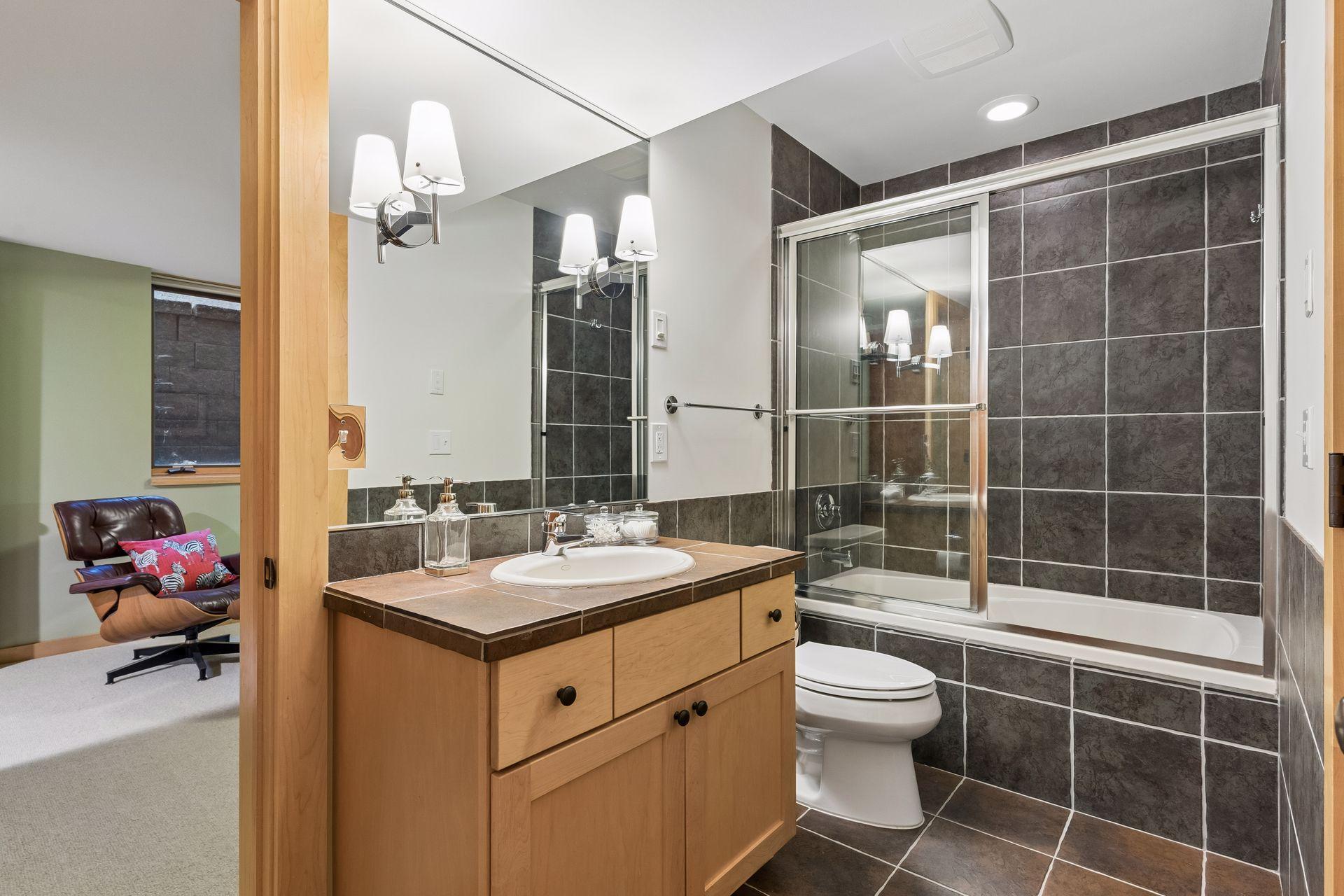 2305 Newton Avenue S