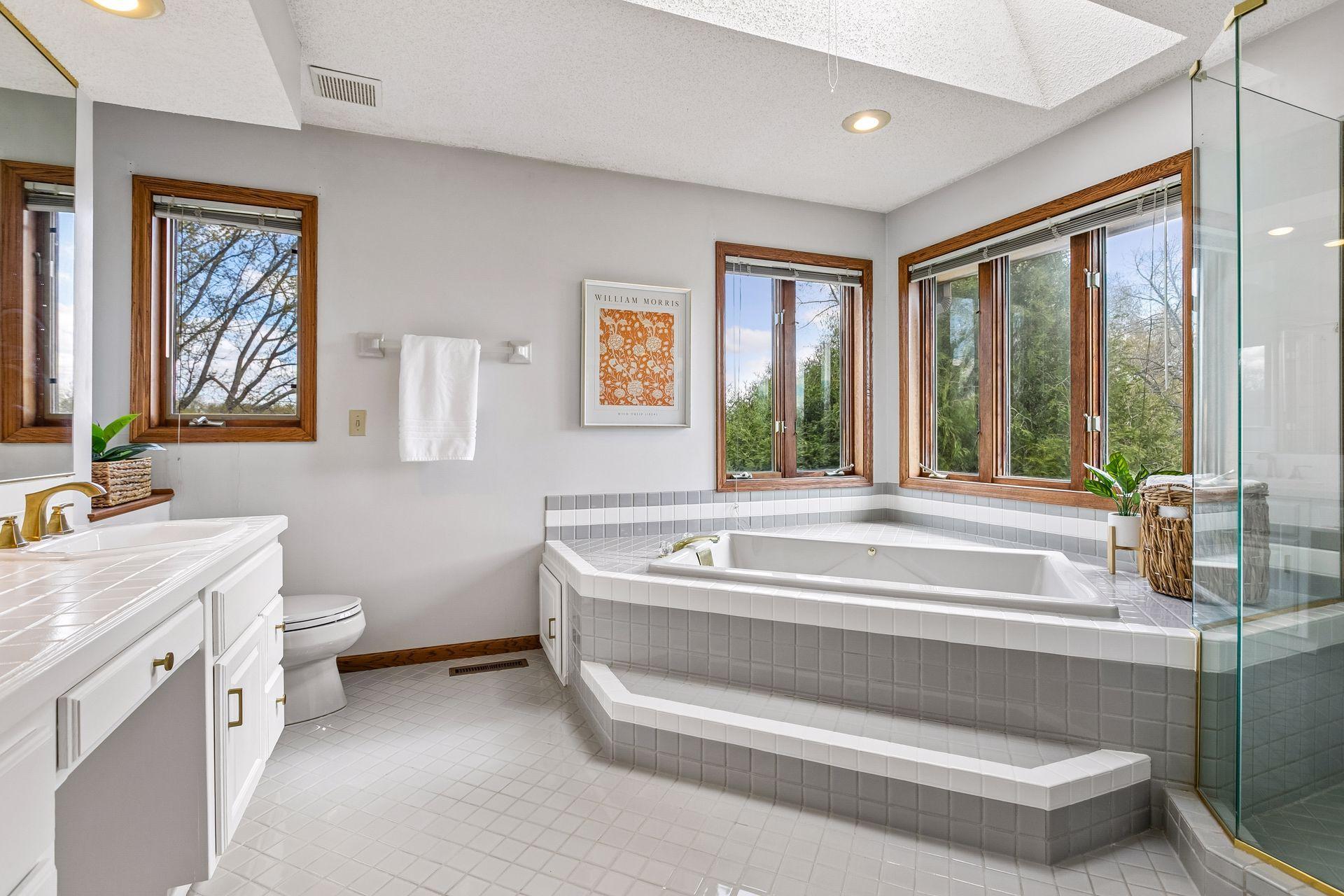 6932 Ximines Lane N