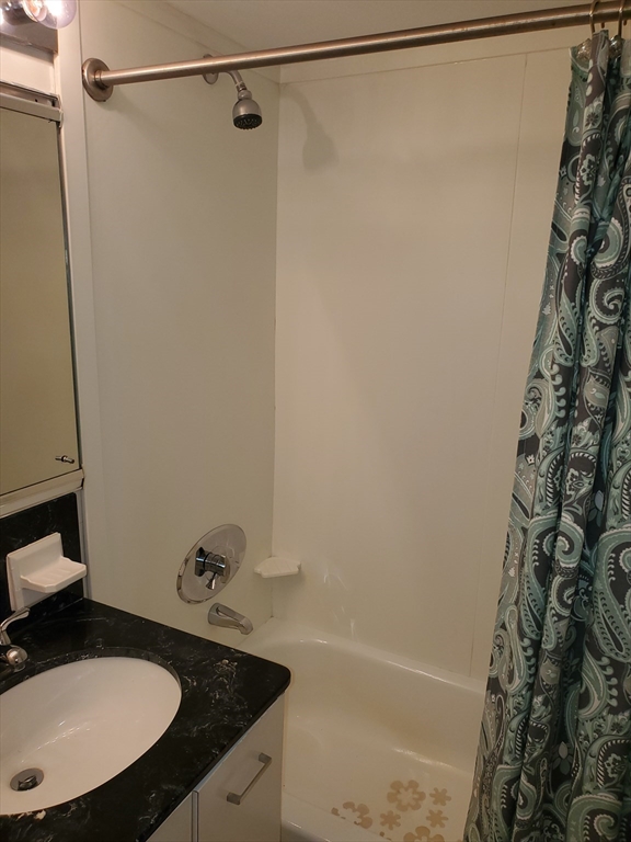 2 Hawthorne Pl # 7B