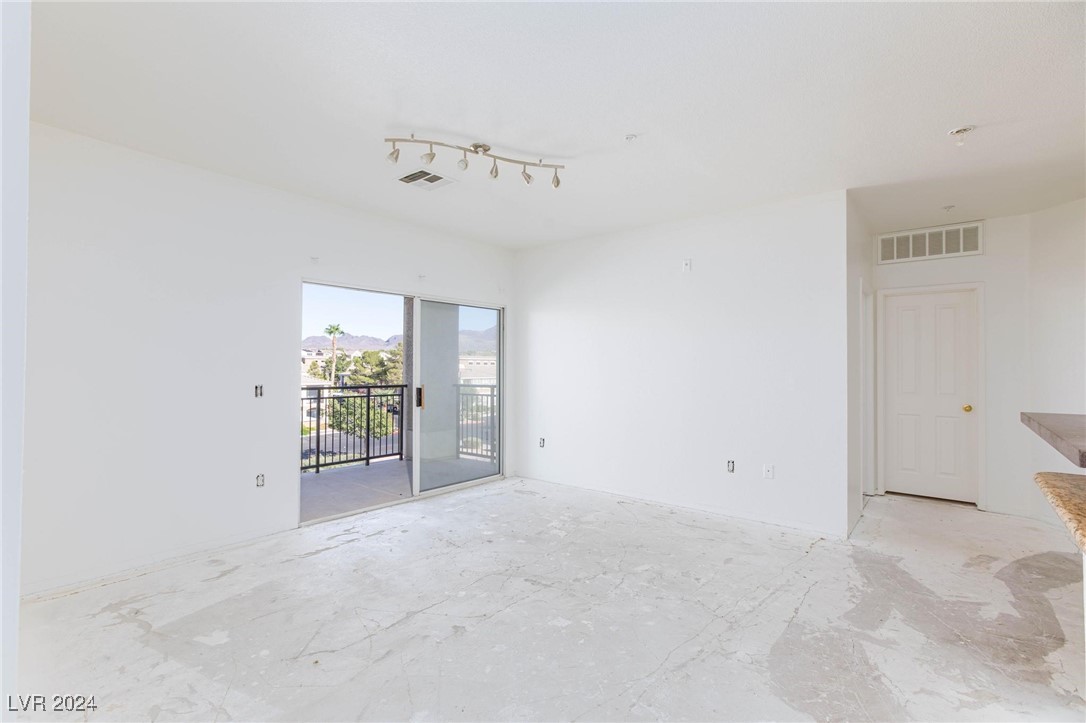 2900 Sunridge Heights Parkway 933