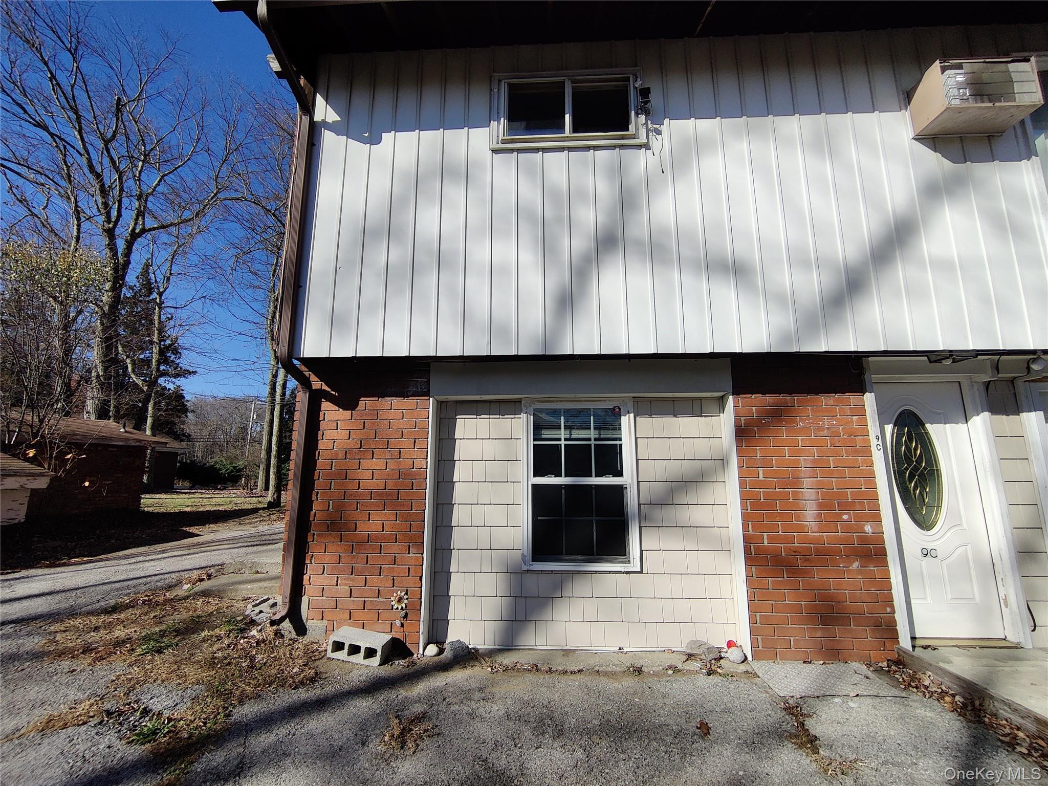 136 STRINGHAM Road Unit: 9C