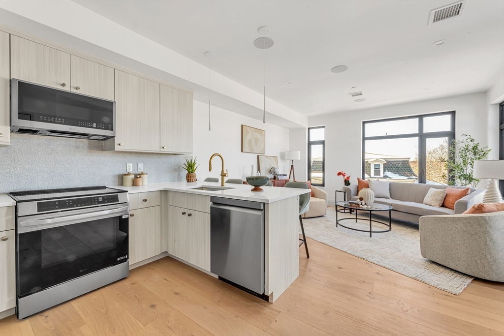 34 Oak Street # 204