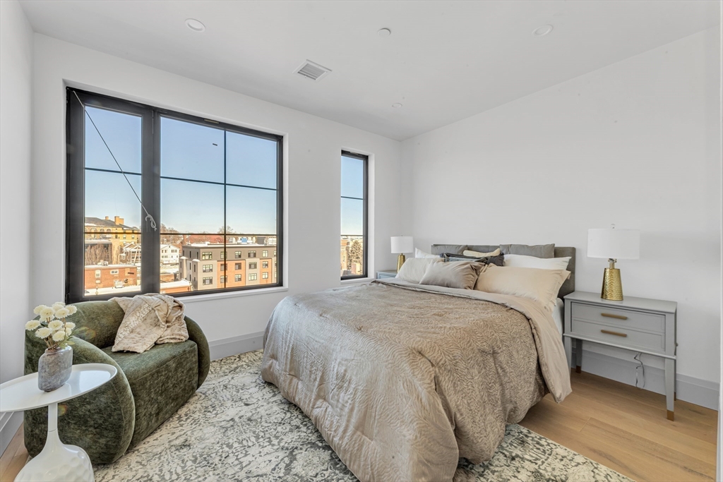 34 Oak Street # 204