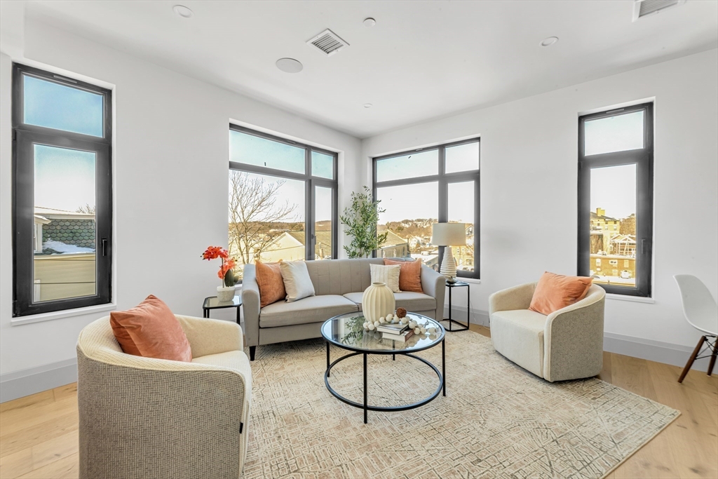 34 Oak Street # 204