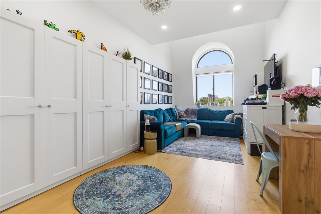 160 Commonwealth Ave # 520