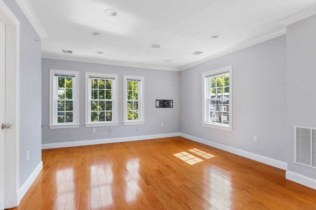 143 Williams St # 3