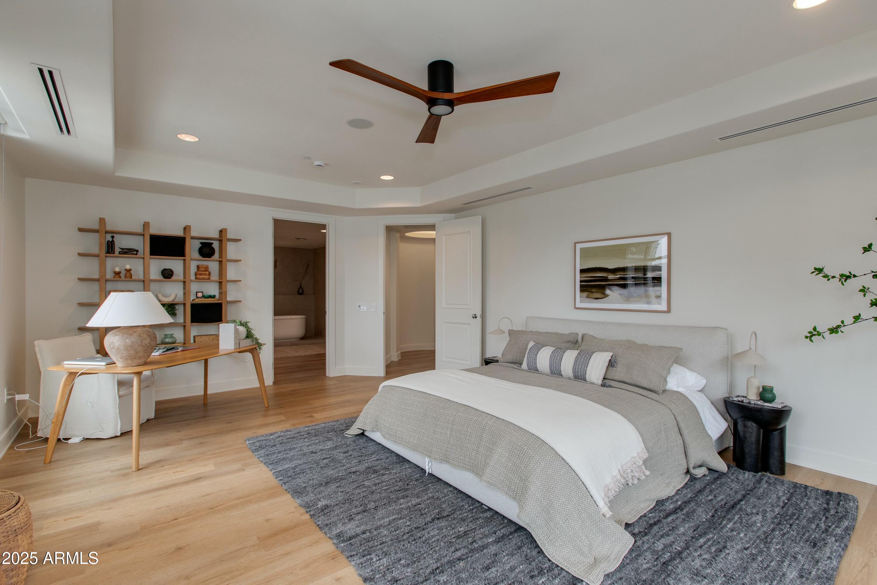 2211 E CAMELBACK Road, 402
