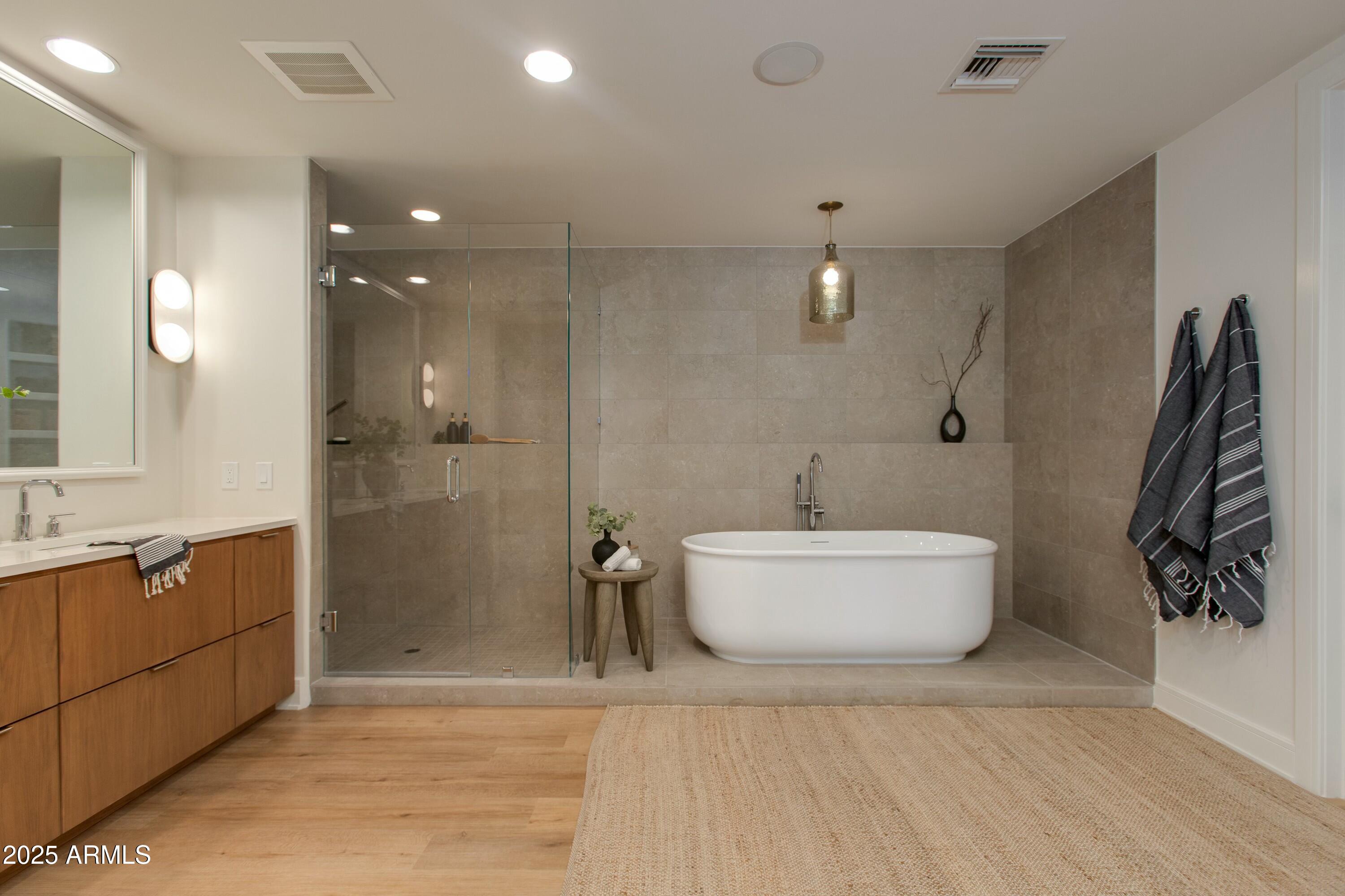2211 E CAMELBACK Road, 402