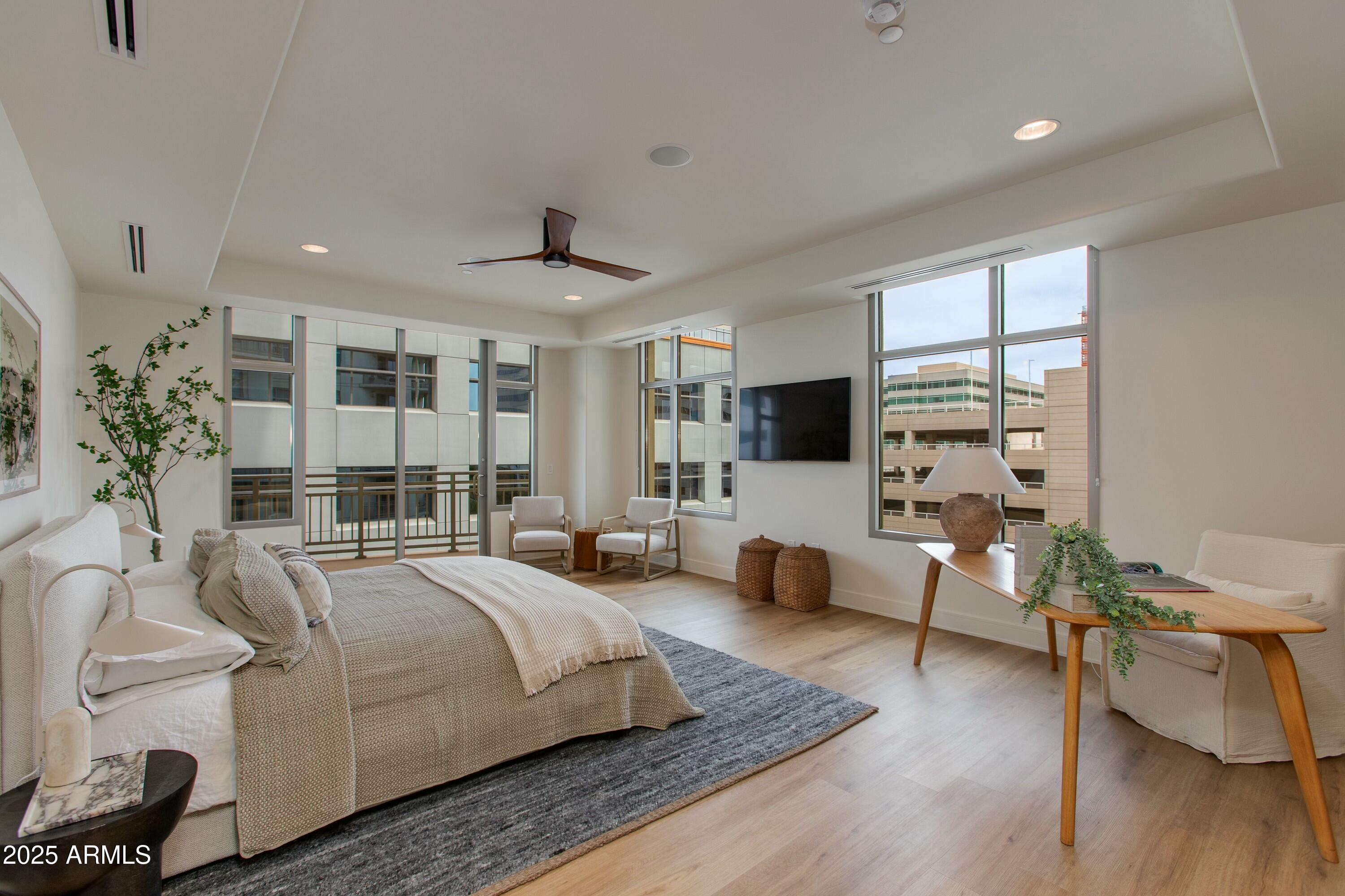 2211 E CAMELBACK Road, 402