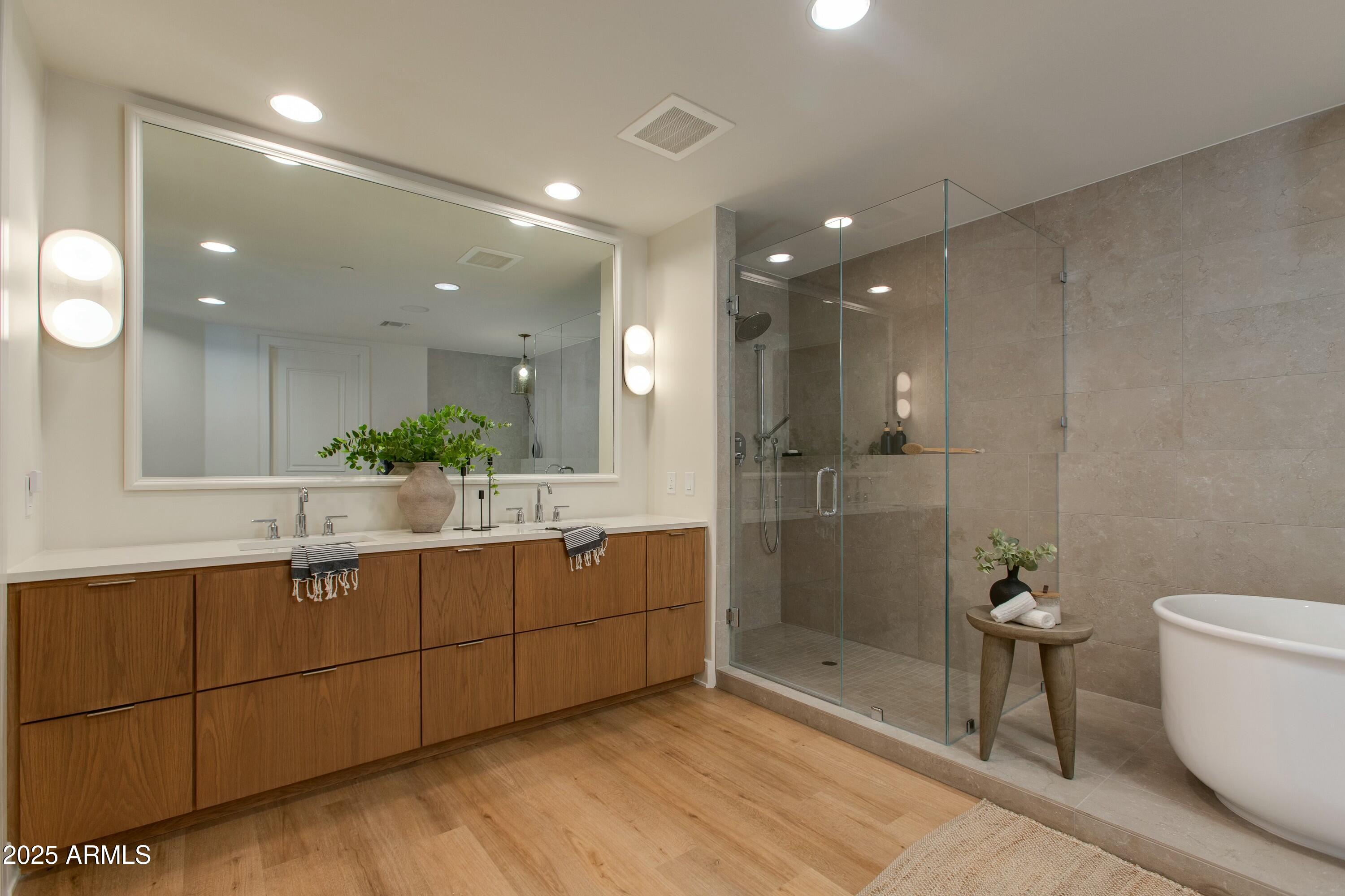 2211 E CAMELBACK Road, 402