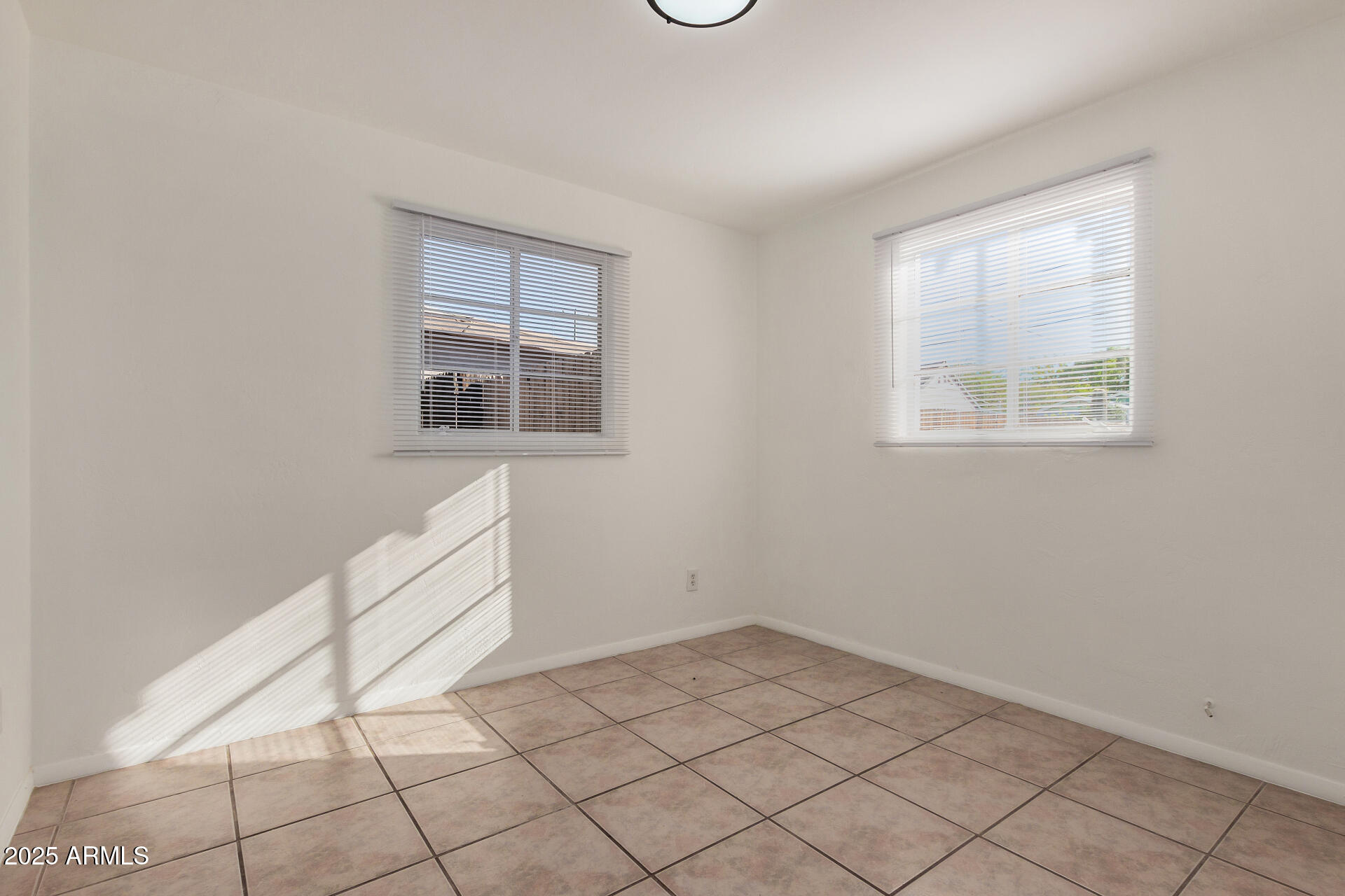 2009 E CLARENDON Avenue