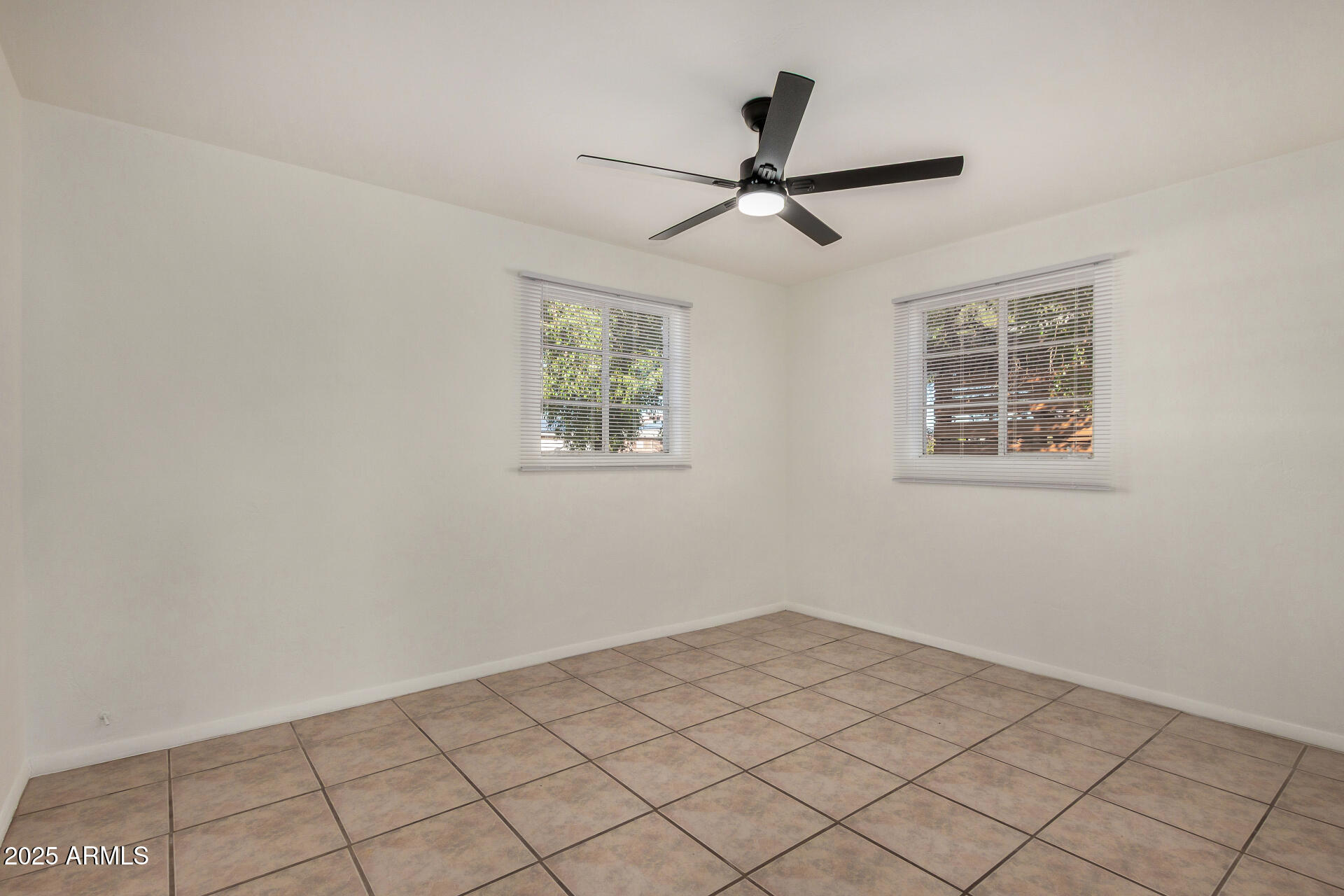 2009 E CLARENDON Avenue