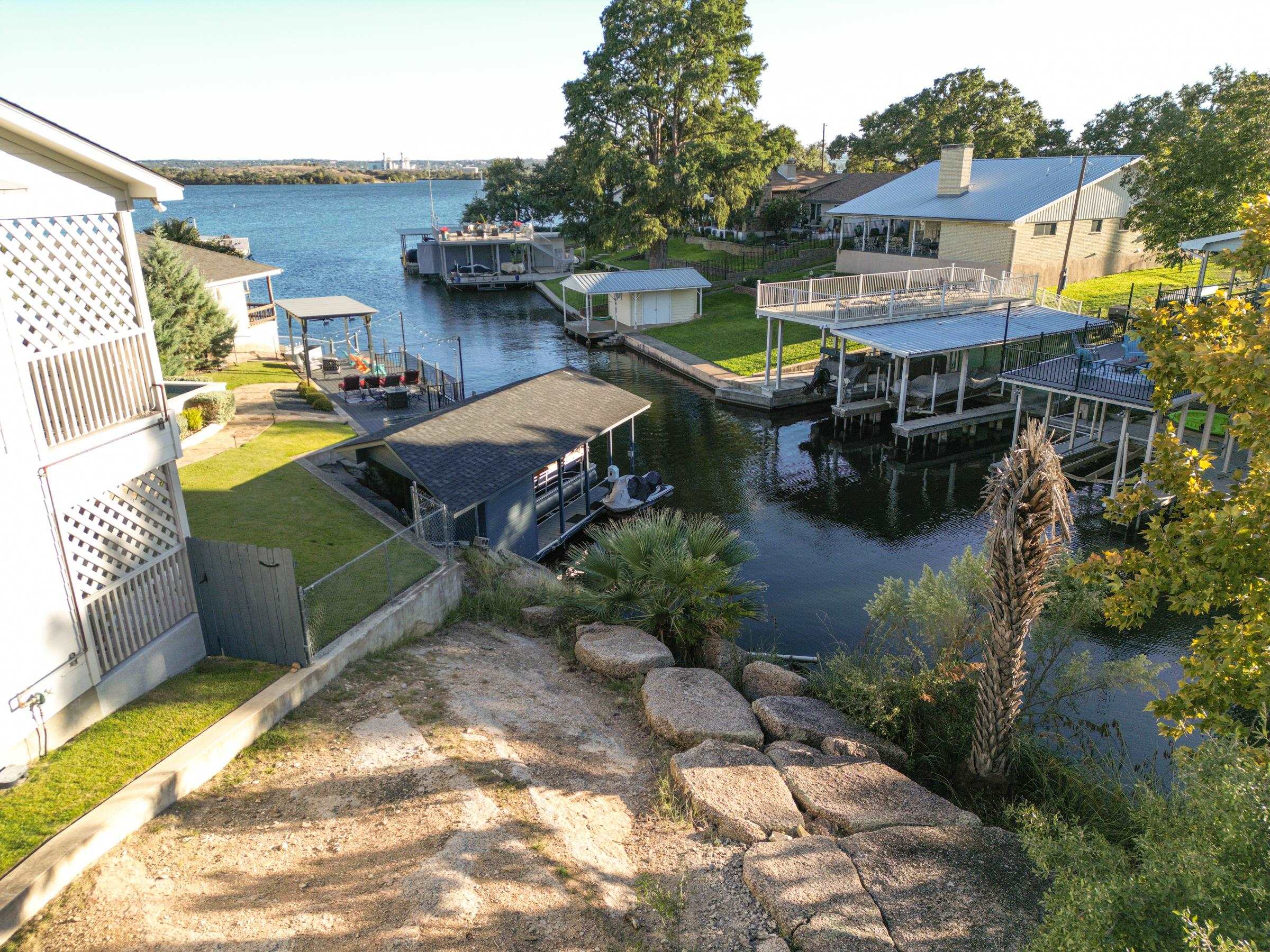 414 HILLVIEW Drive