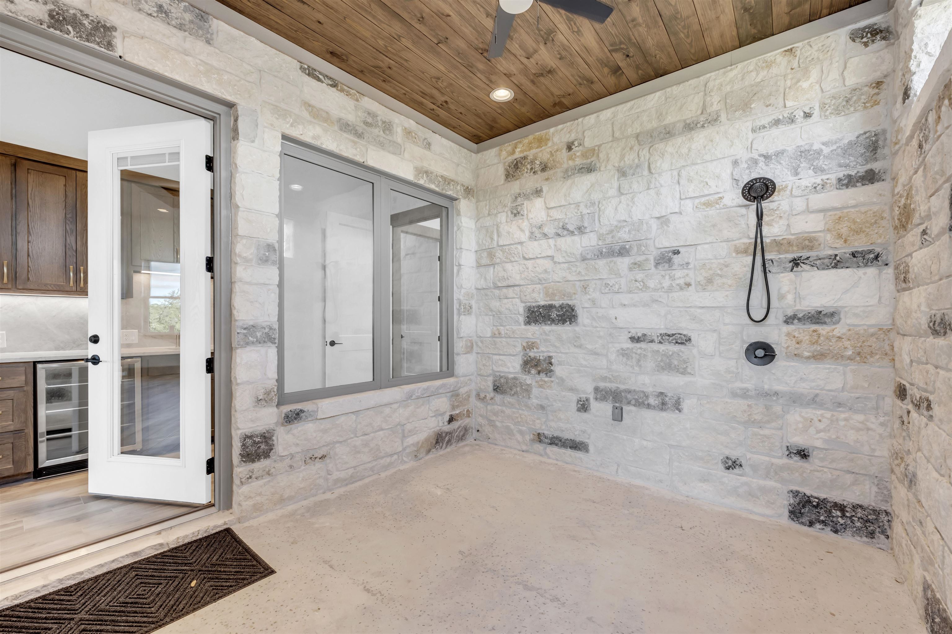 1011 MOSS DOWNS
