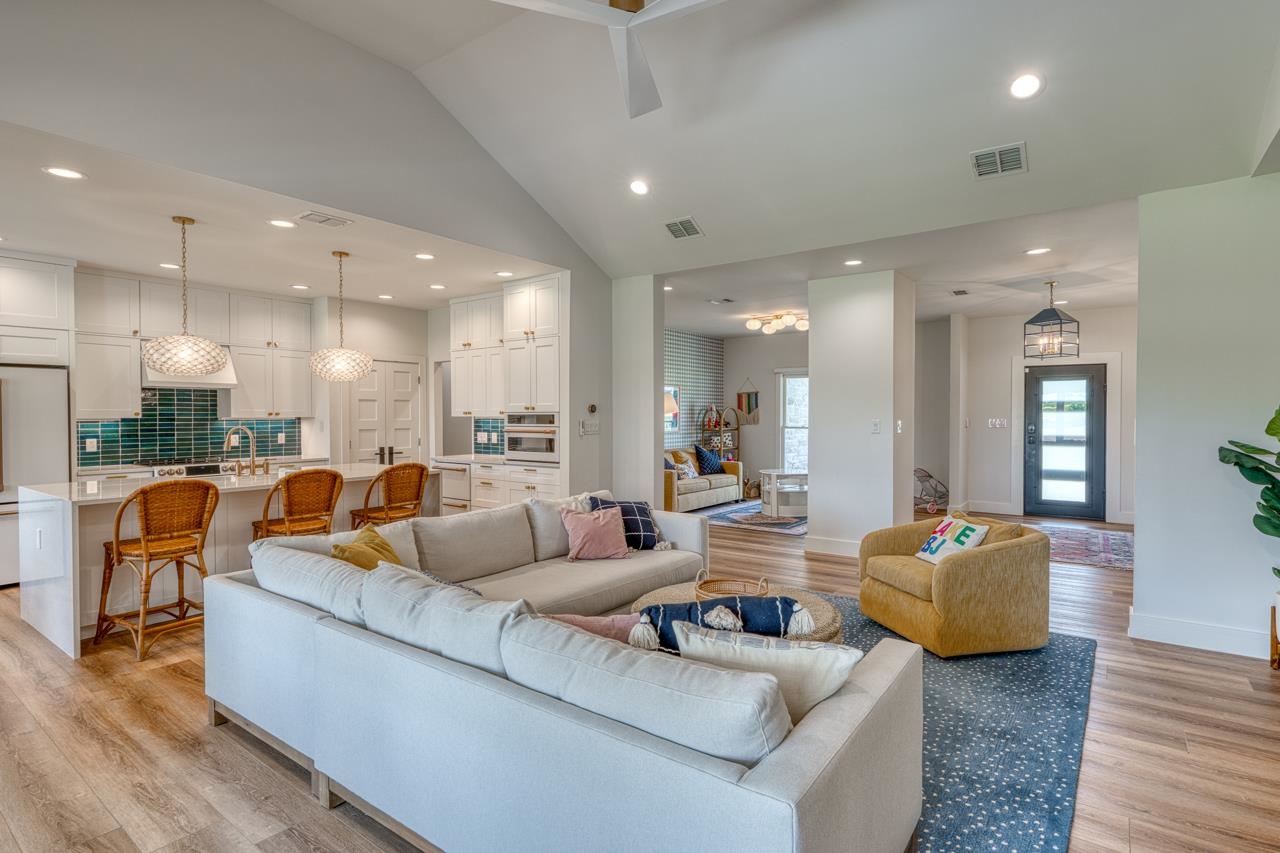 1001 Belaire Dr