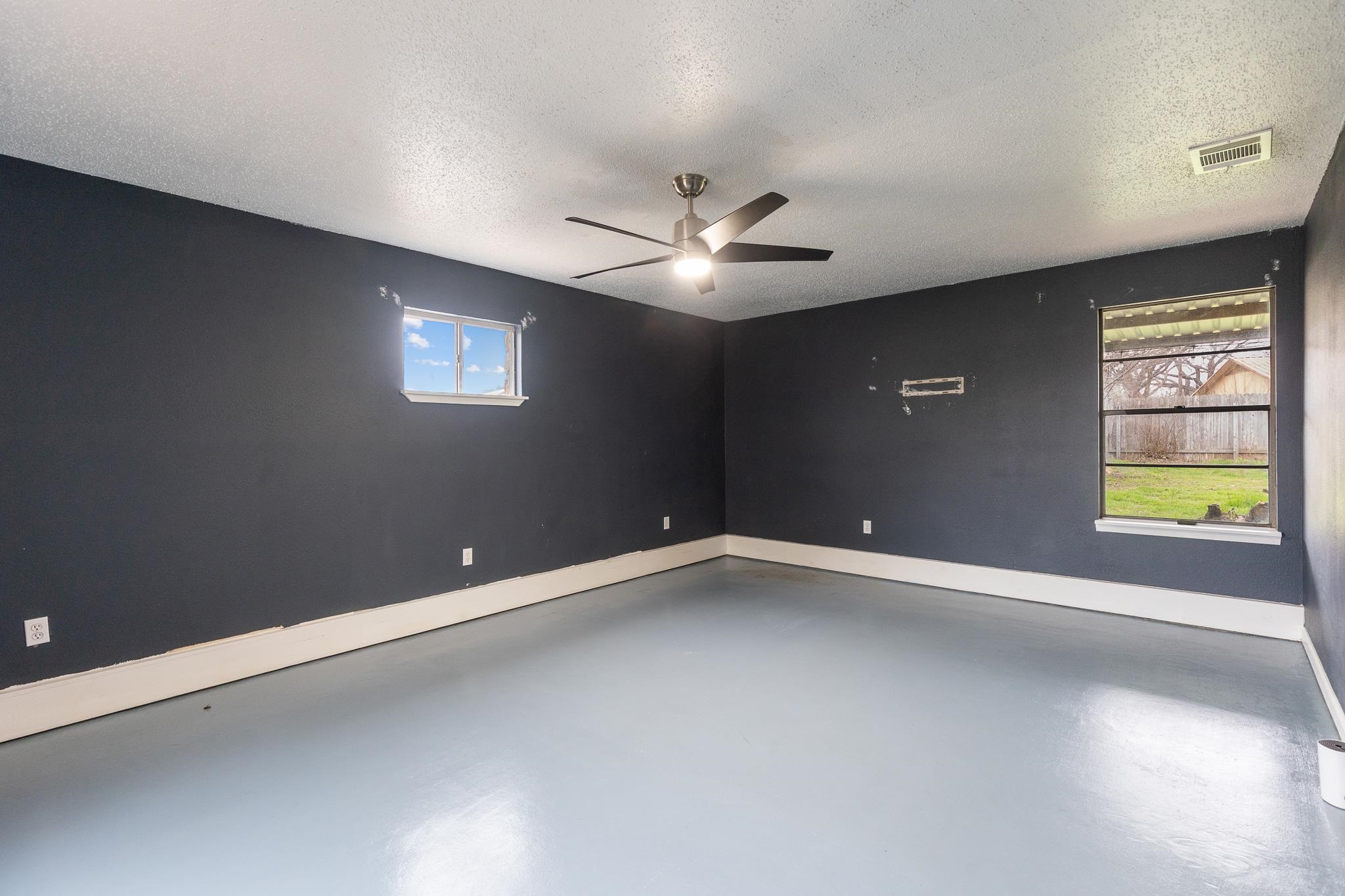 400 N River Oaks Drive