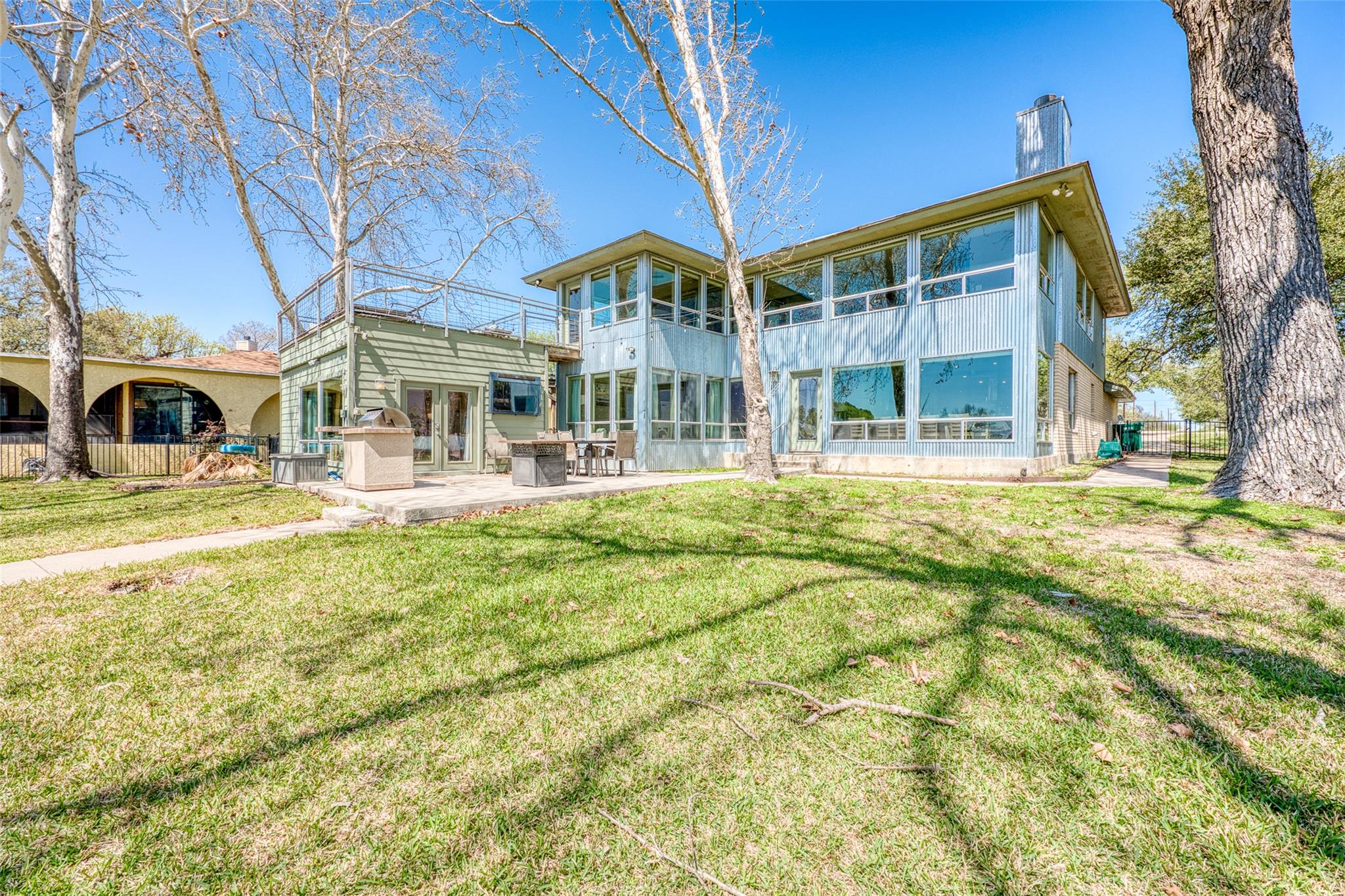 600 Deep Cove DR