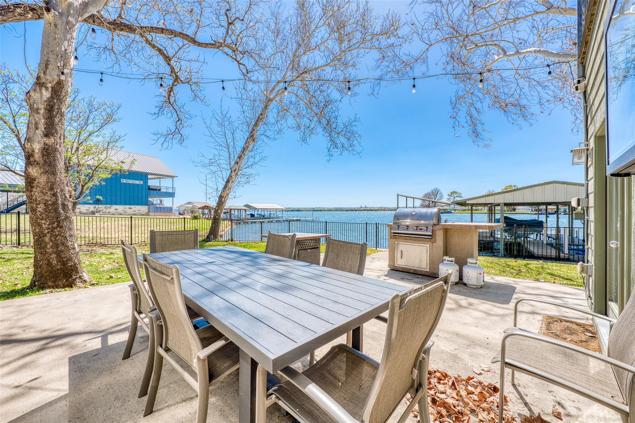 600 Deep Cove DR