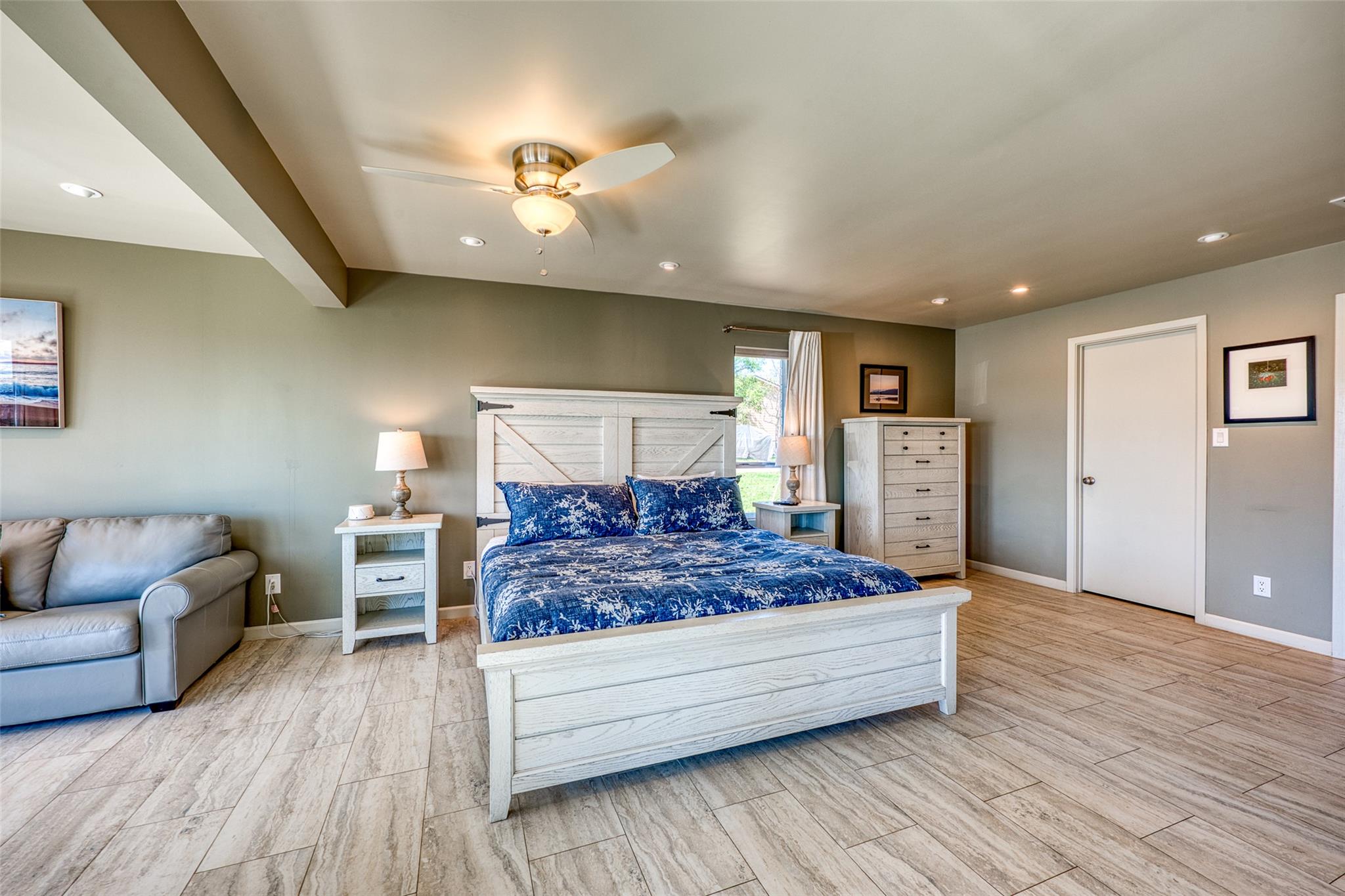 600 Deep Cove DR
