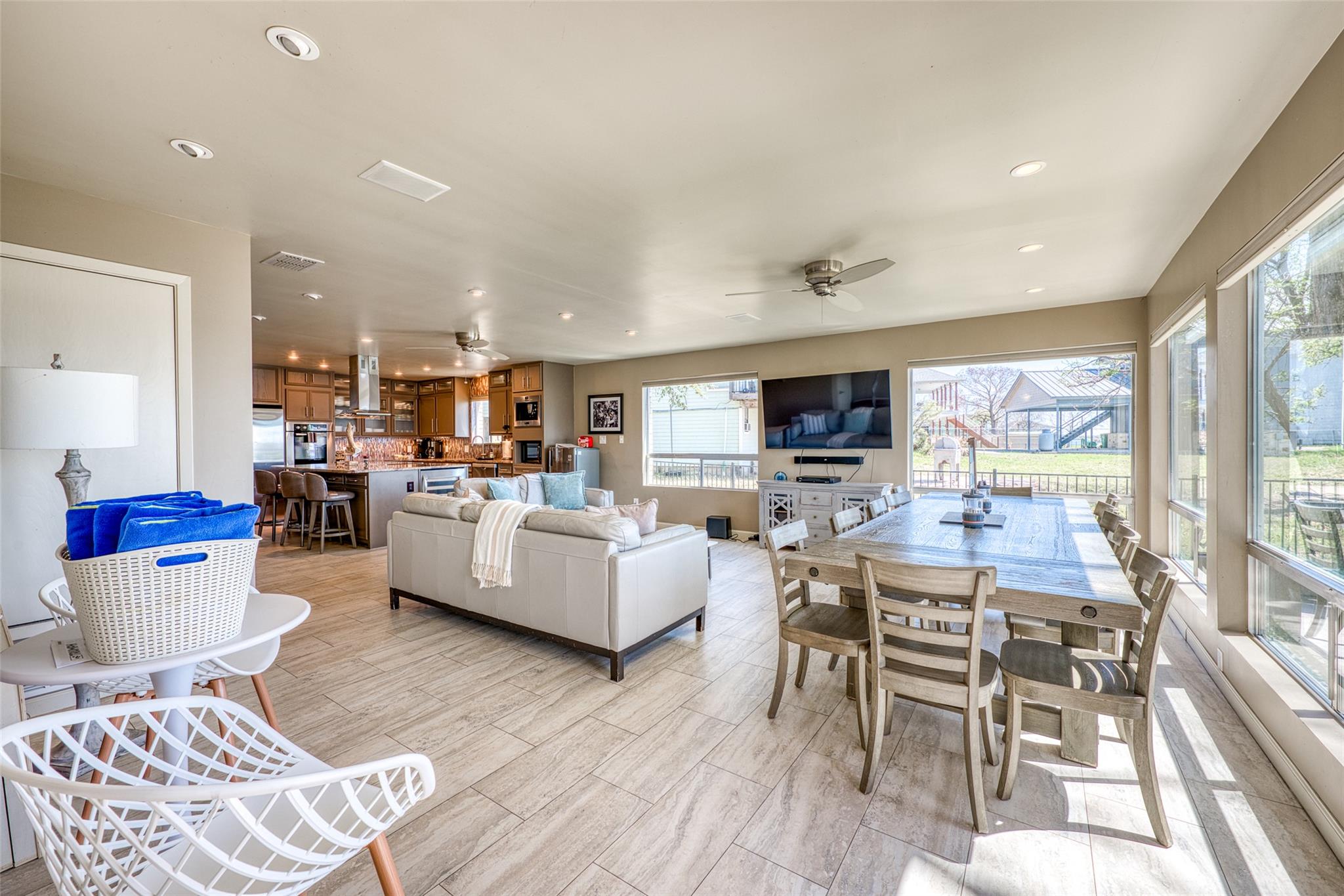 600 Deep Cove DR