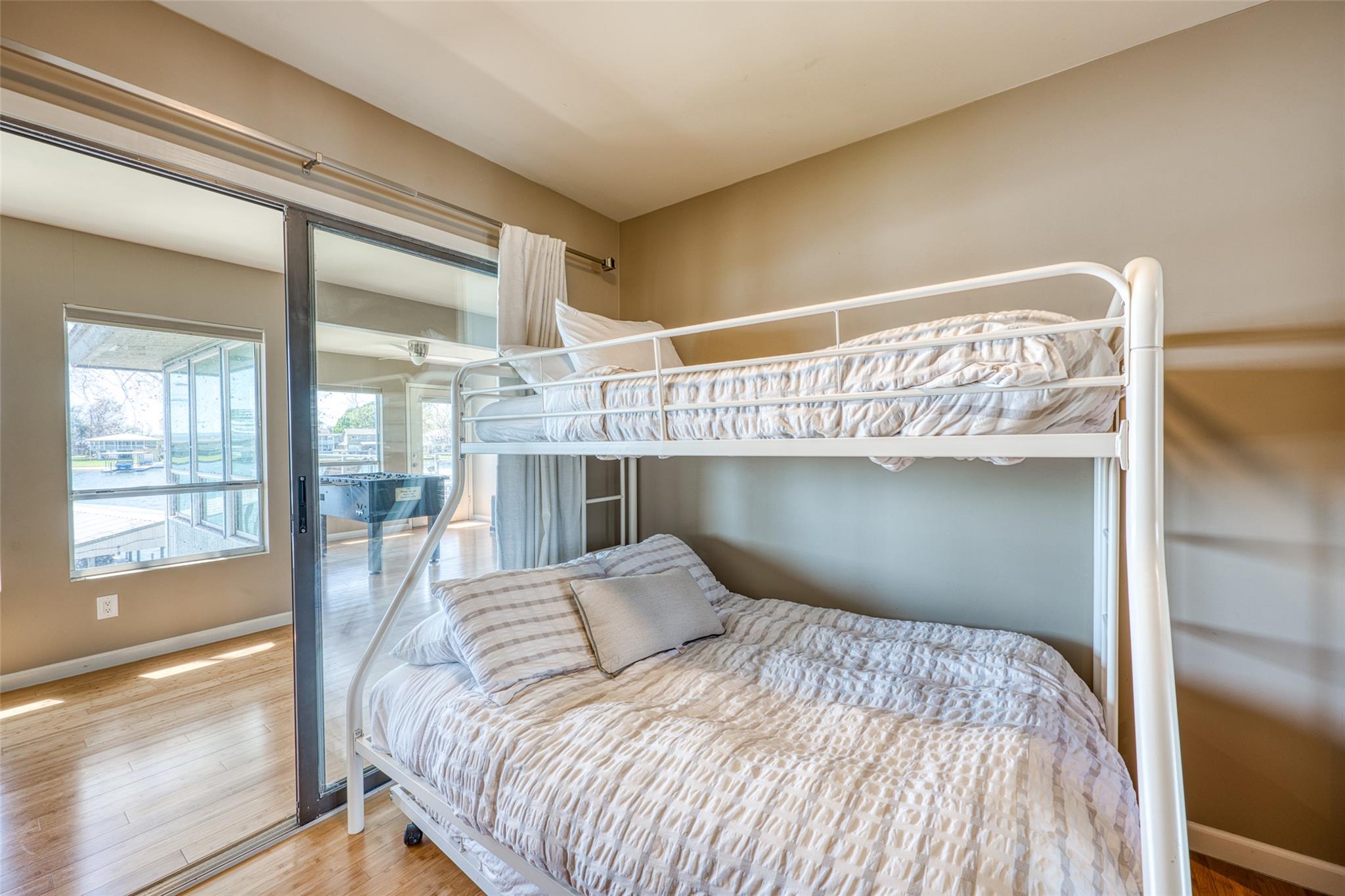 600 Deep Cove DR