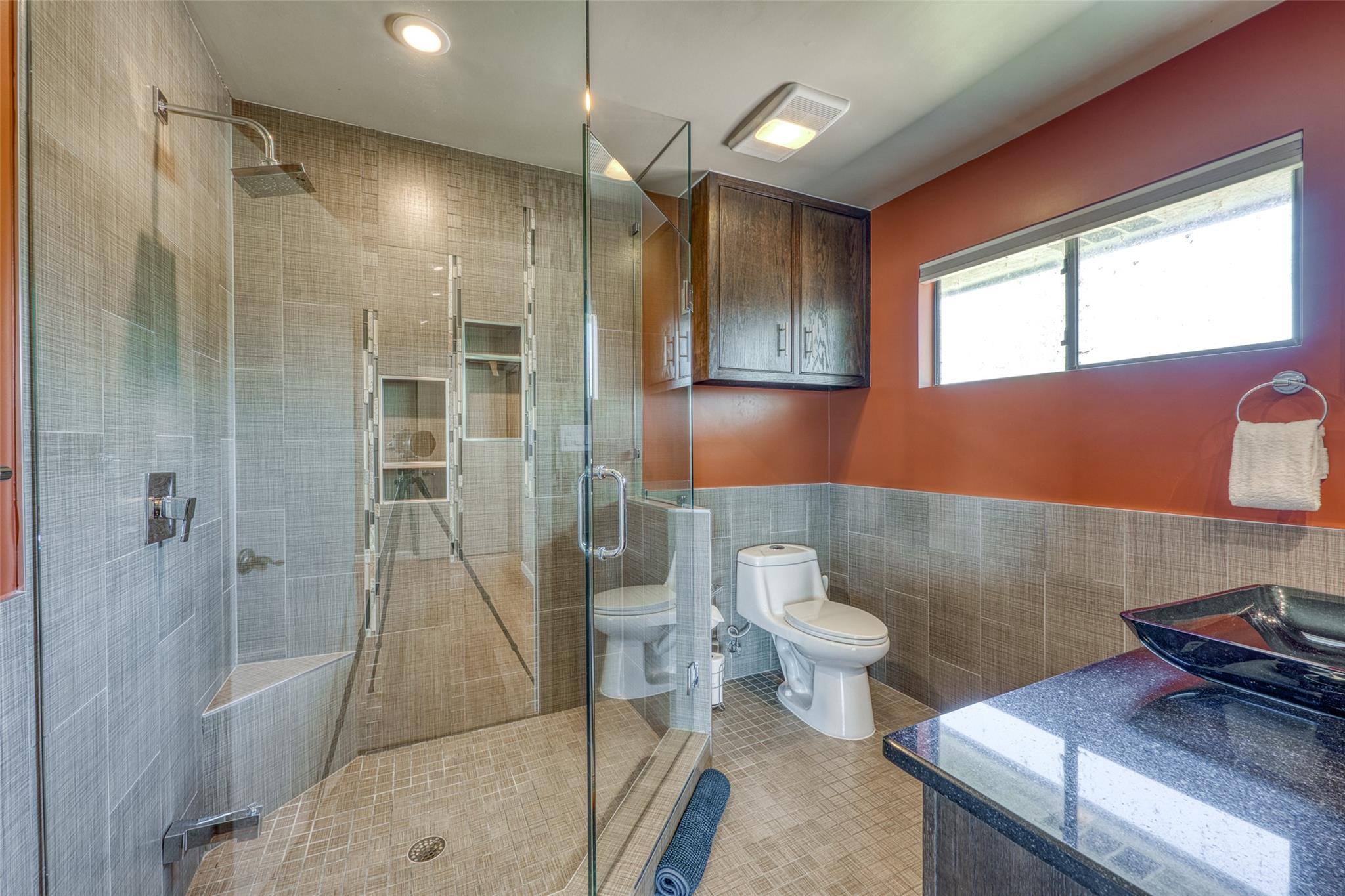 600 Deep Cove DR