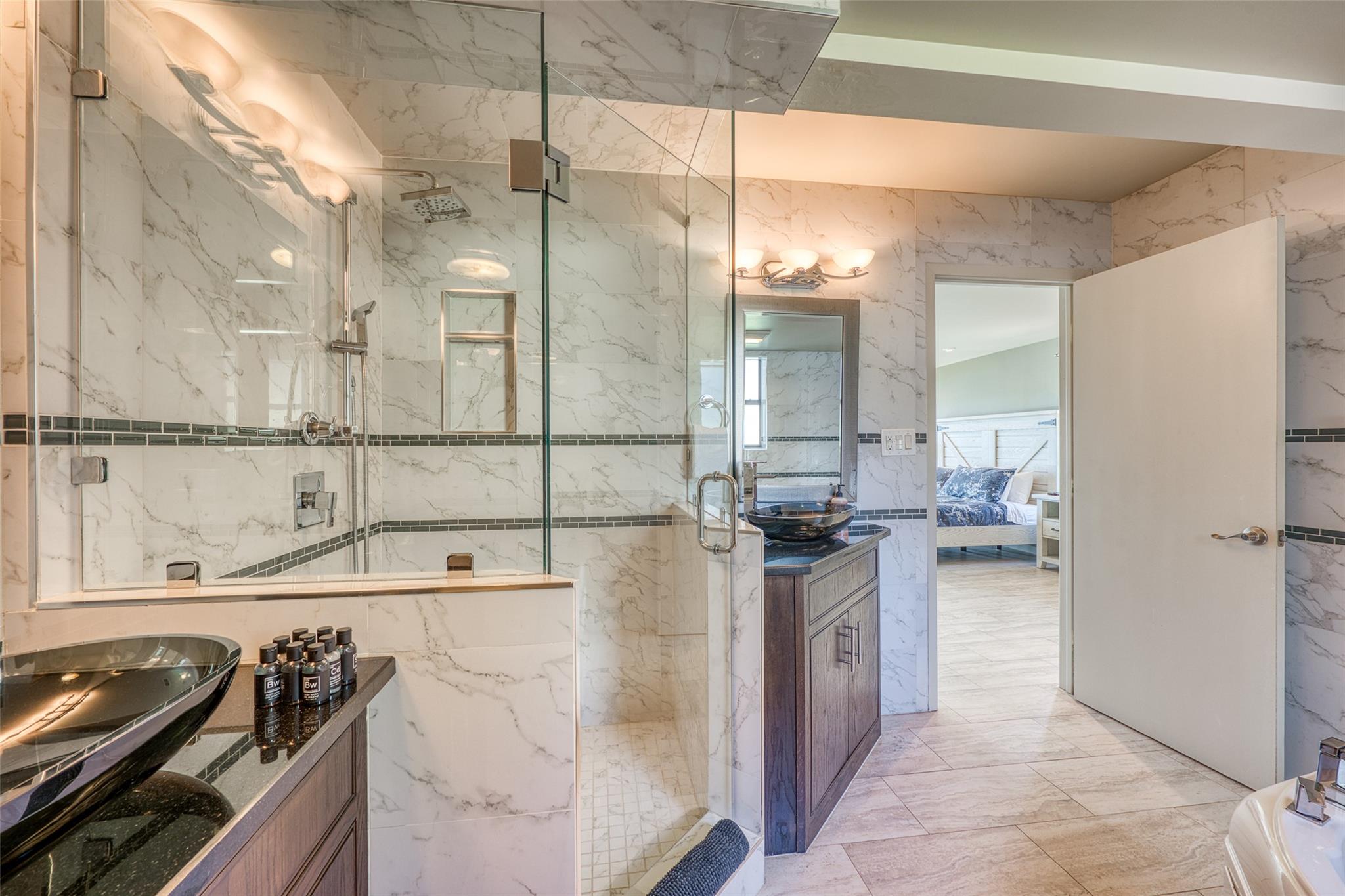 600 Deep Cove DR