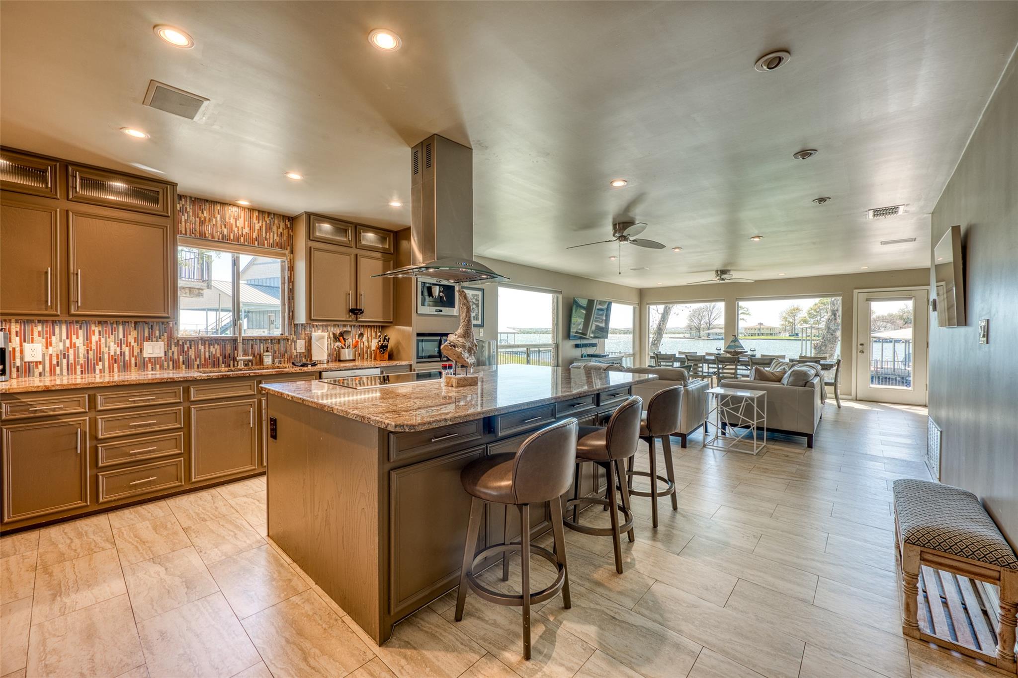 600 Deep Cove DR