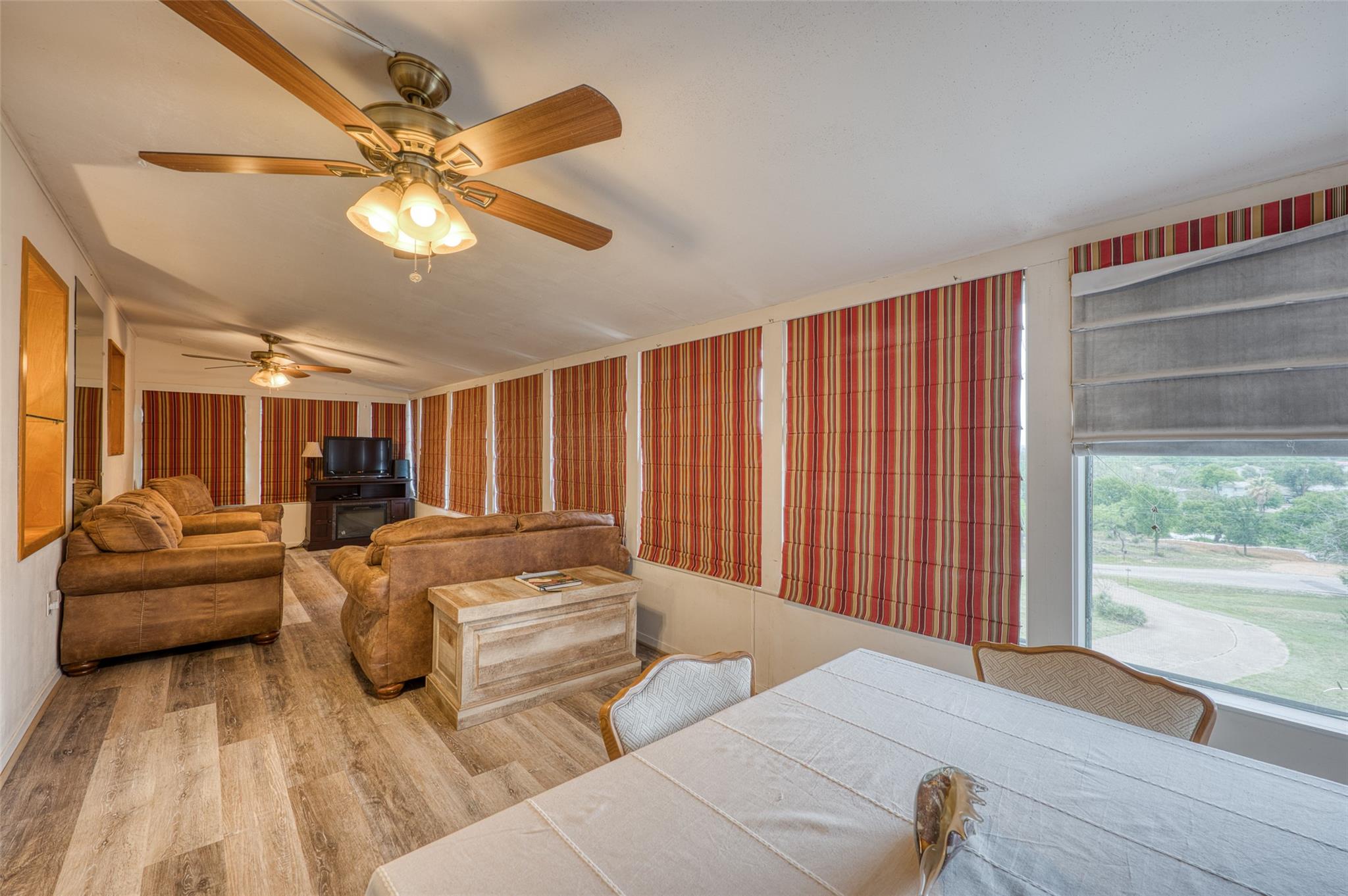 204 W Lakeshore DR