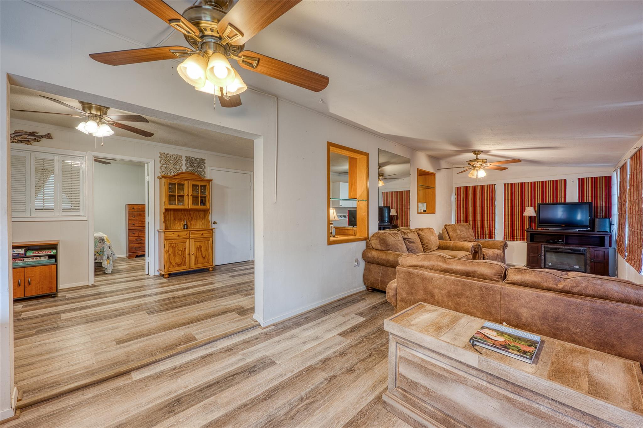 204 W Lakeshore DR