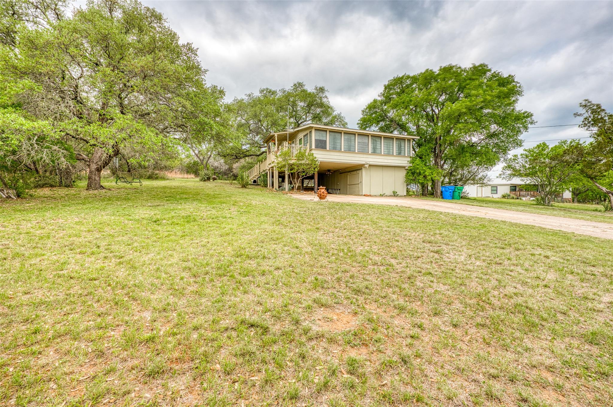 204 W Lakeshore DR
