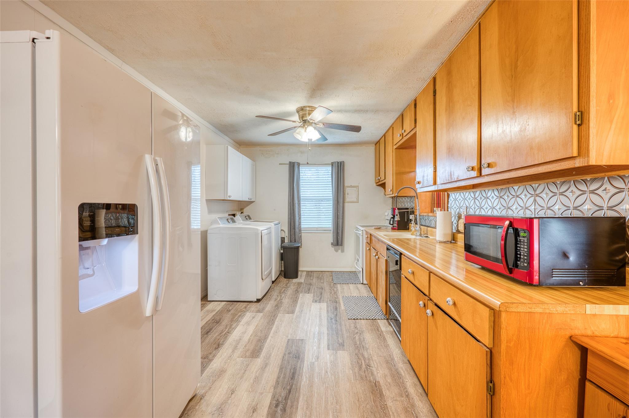 204 W Lakeshore DR