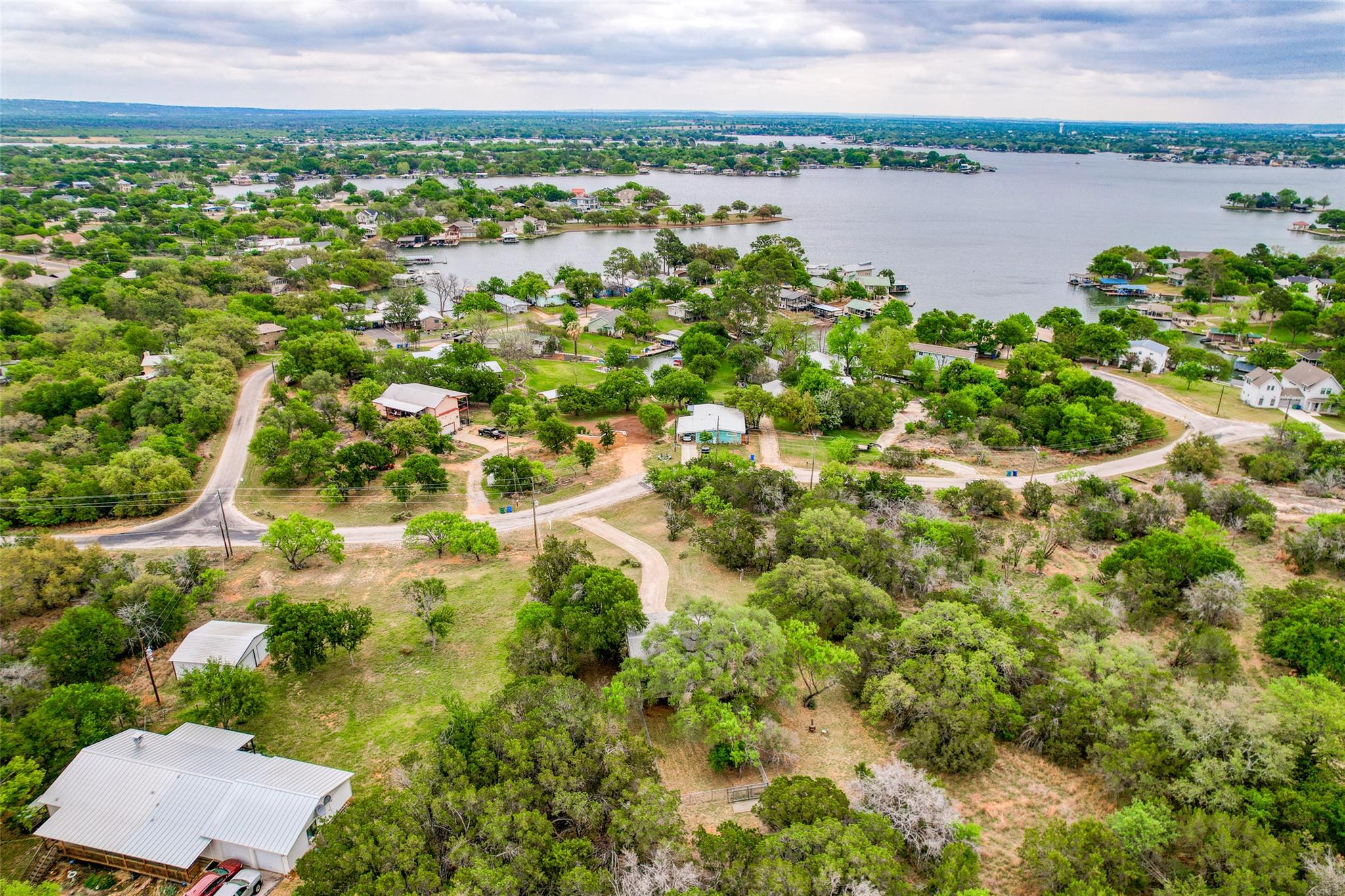 204 W Lakeshore DR