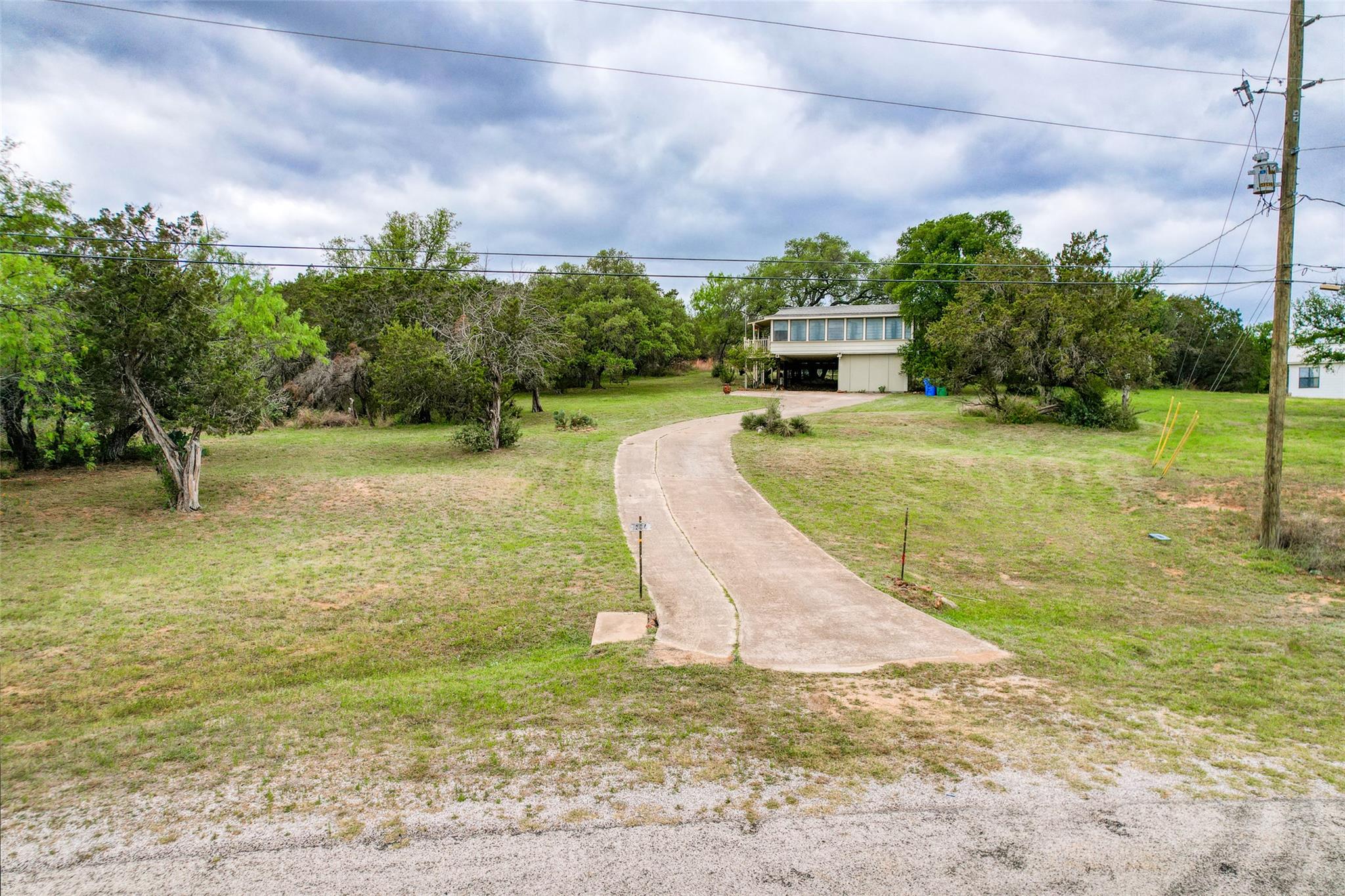 204 W Lakeshore DR