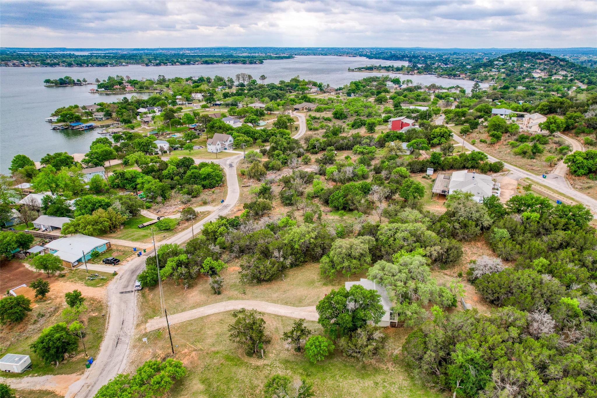 204 W Lakeshore DR