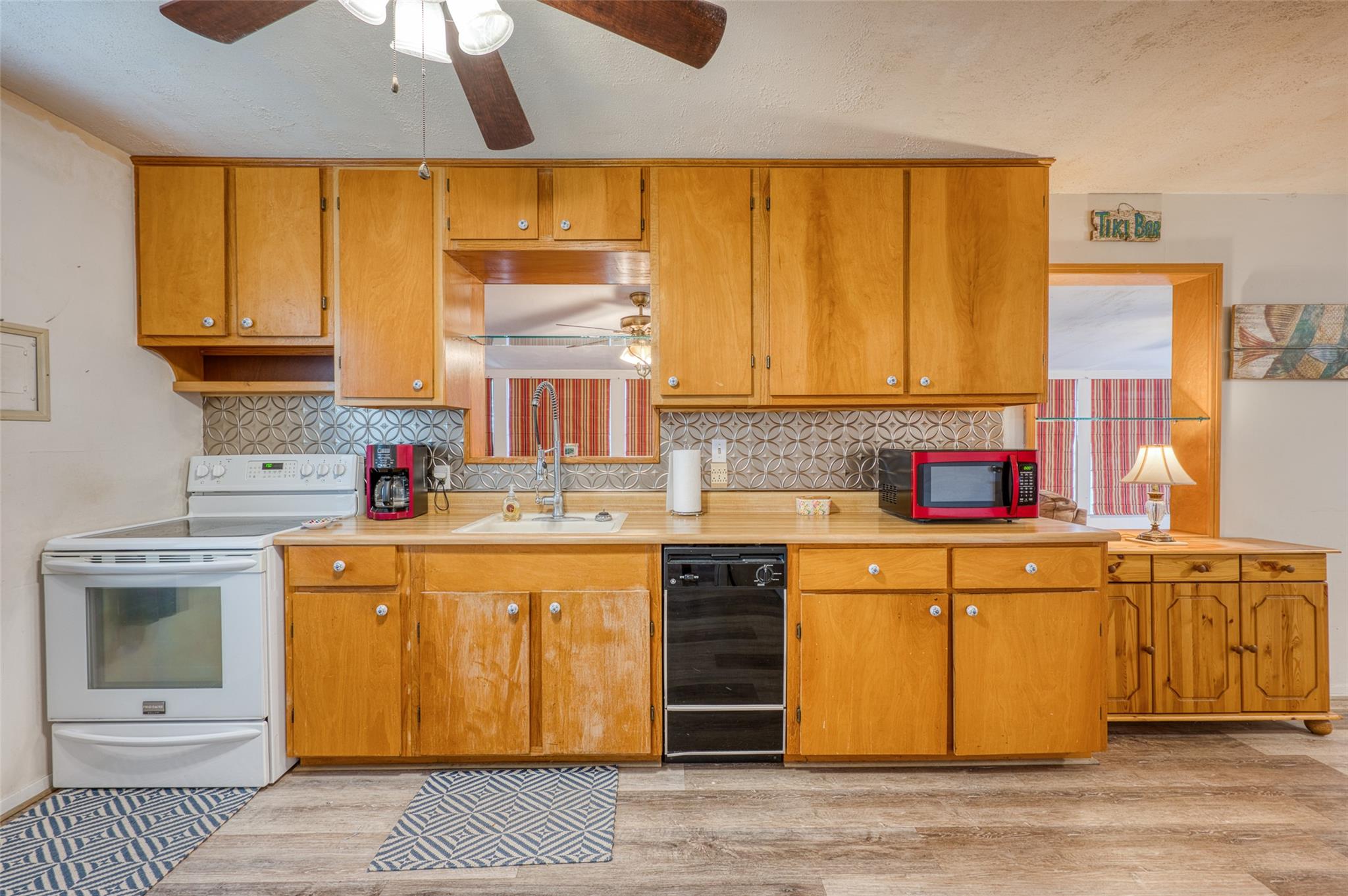 204 W Lakeshore DR