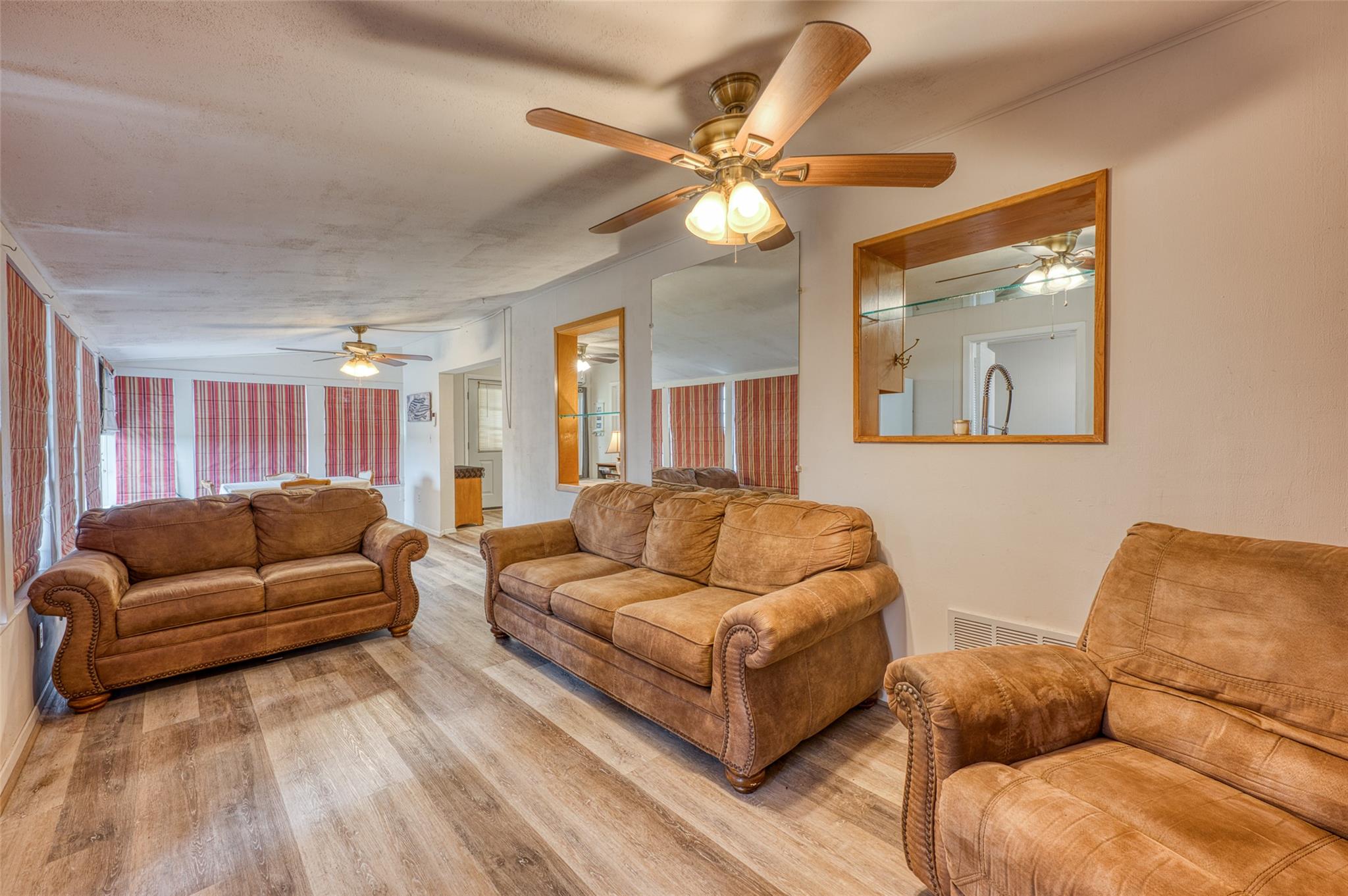 204 W Lakeshore DR