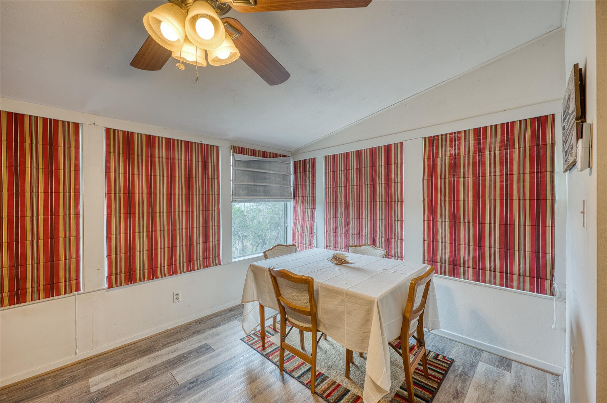 204 W Lakeshore DR