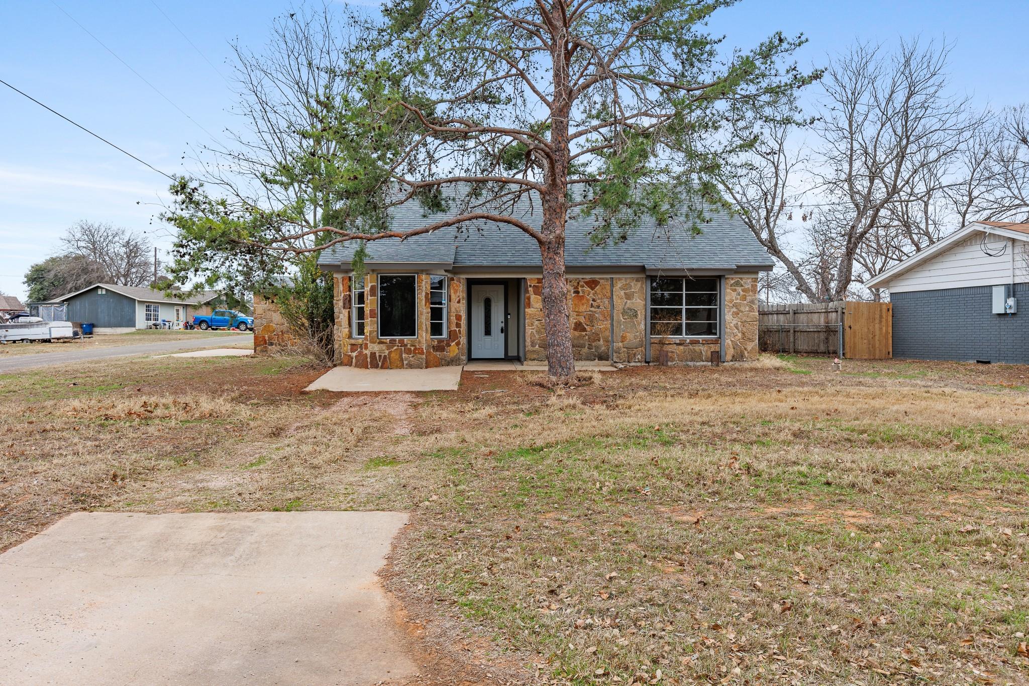 400 N River Oaks DR